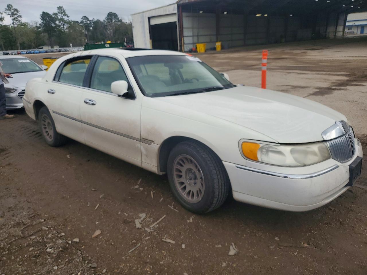 2000 Lincoln Town Car Cartier White vin: 1LNHM83W1YY824202