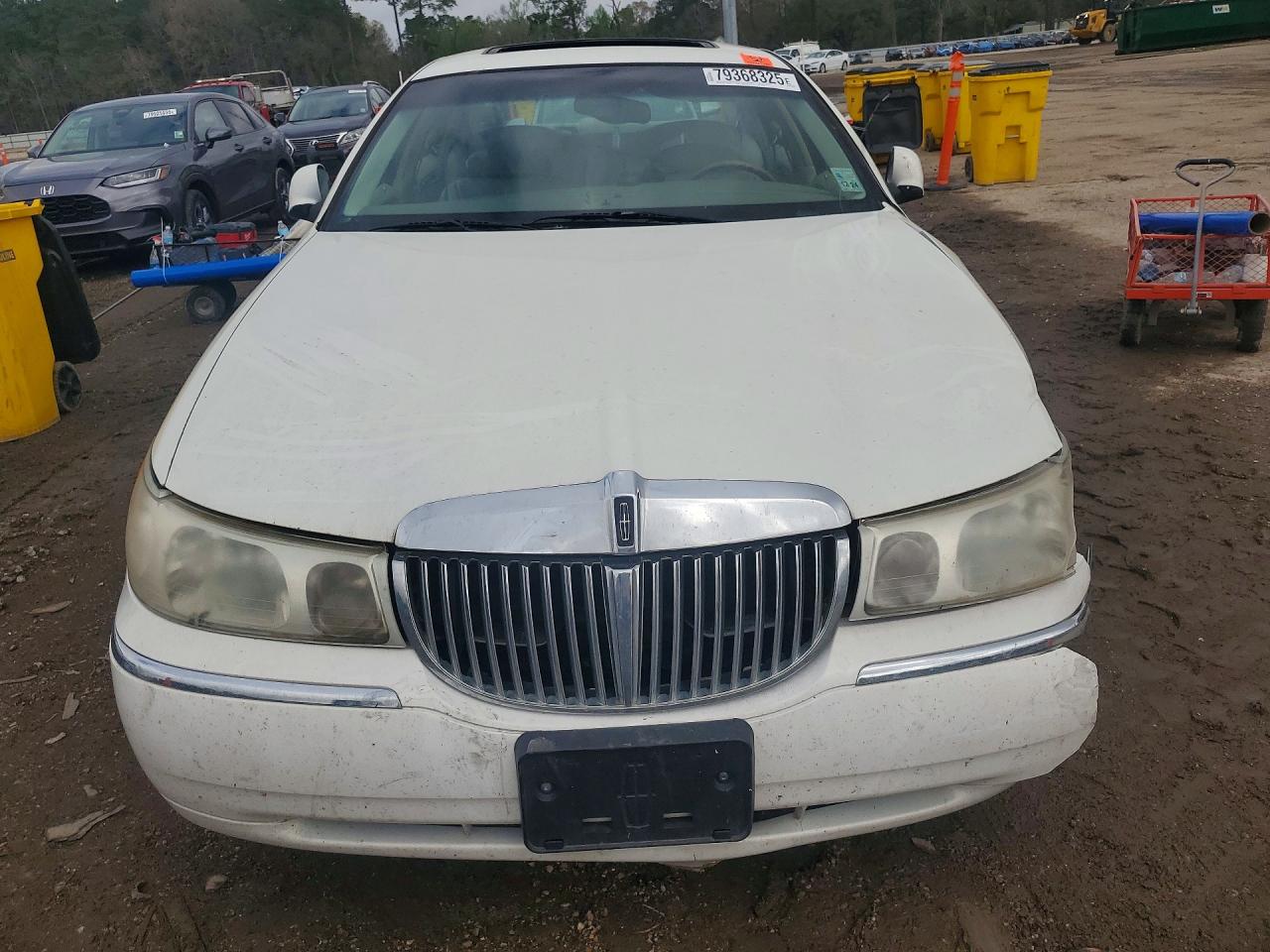 2000 Lincoln Town Car Cartier White vin: 1LNHM83W1YY824202