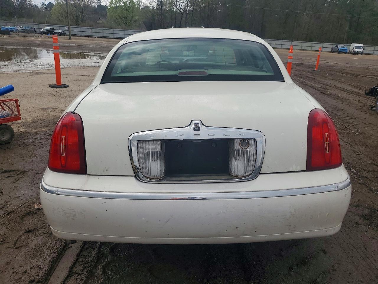 2000 Lincoln Town Car Cartier White vin: 1LNHM83W1YY824202