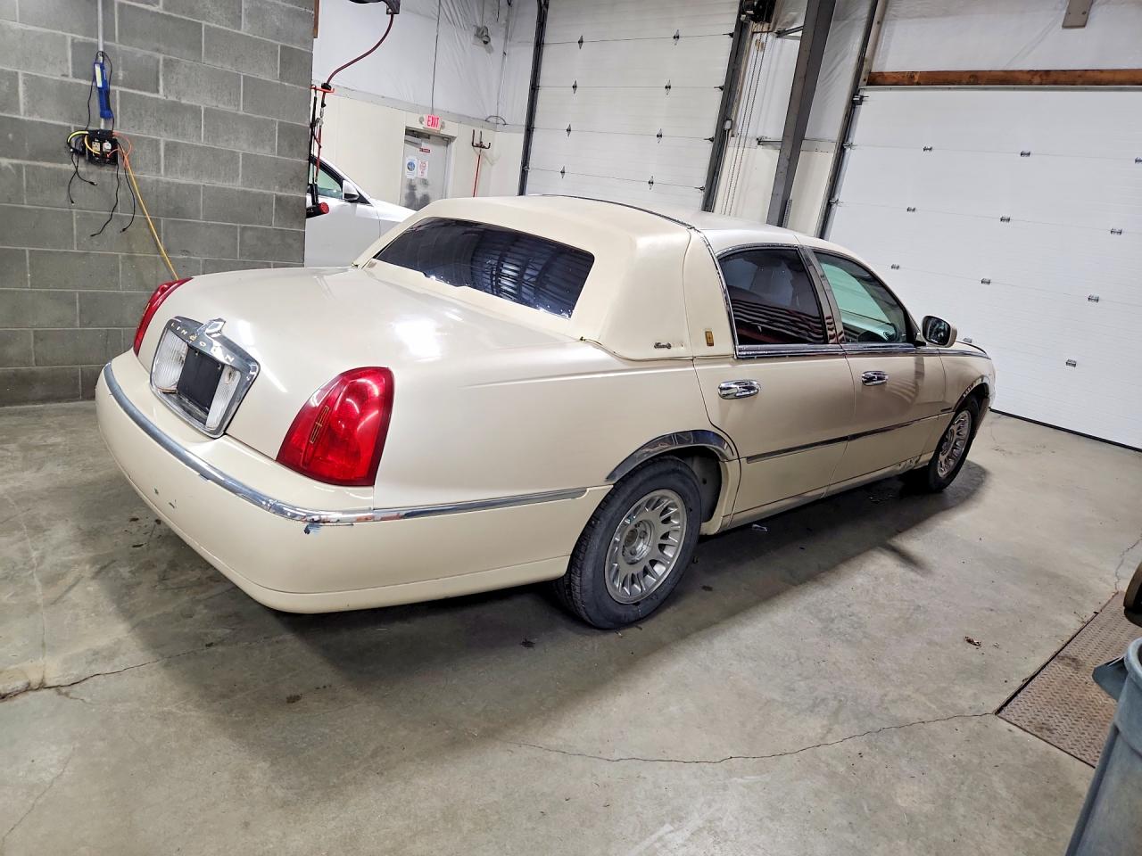 2000 Lincoln Town Car Cartier Кремовый vin: 1LNHM83W1YY914126