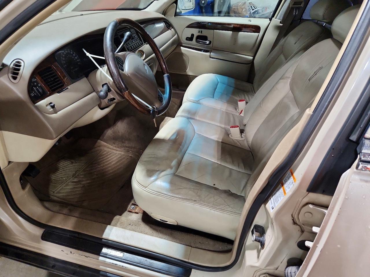 2000 Lincoln Town Car Cartier Кремовый vin: 1LNHM83W1YY914126