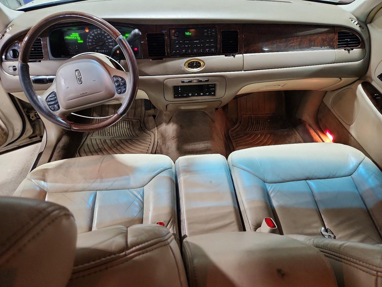 2000 Lincoln Town Car Cartier Кремовый vin: 1LNHM83W1YY914126