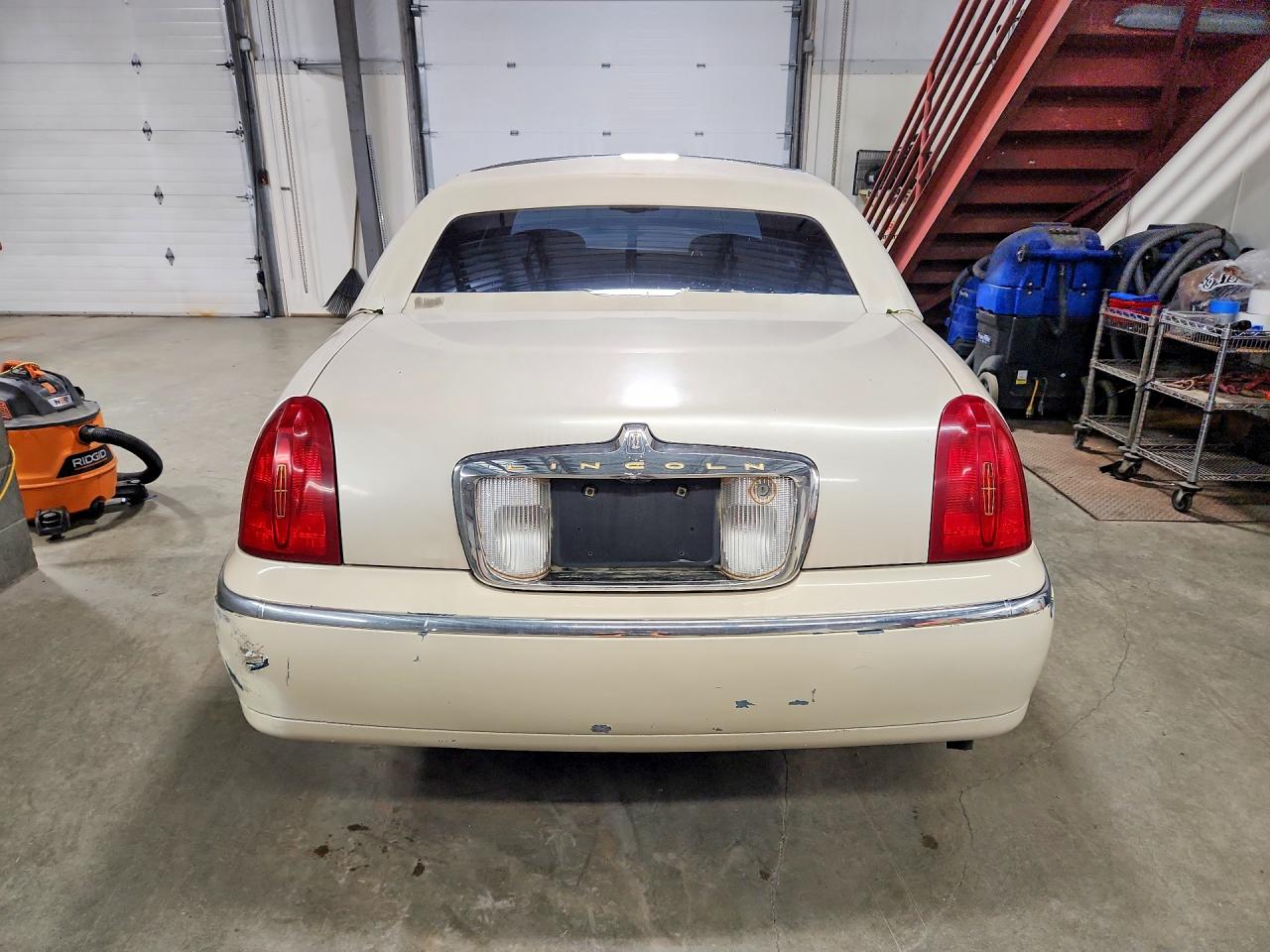 2000 Lincoln Town Car Cartier Кремовый vin: 1LNHM83W1YY914126