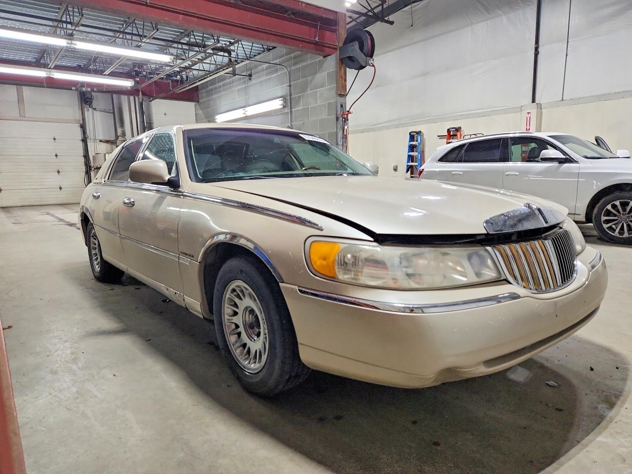 2000 Lincoln Town Car Cartier Кремовый vin: 1LNHM83W1YY914126