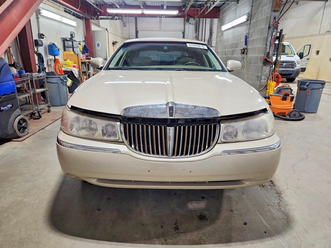 2000 Lincoln Town Car Cartier Кремовый vin: 1LNHM83W1YY914126