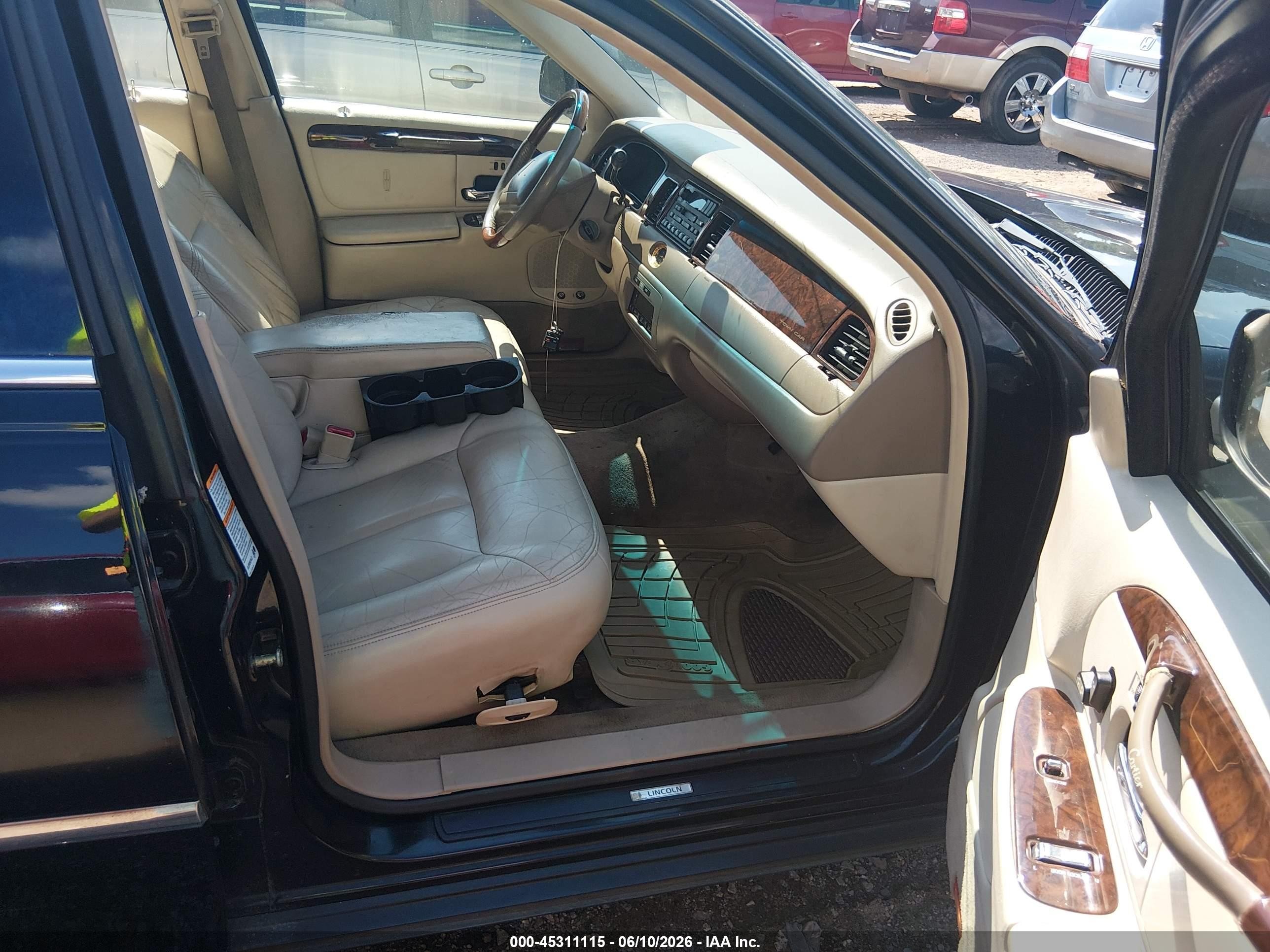 2000 Lincoln Town Car Cartier Black vin: 1LNHM83W1YY928513