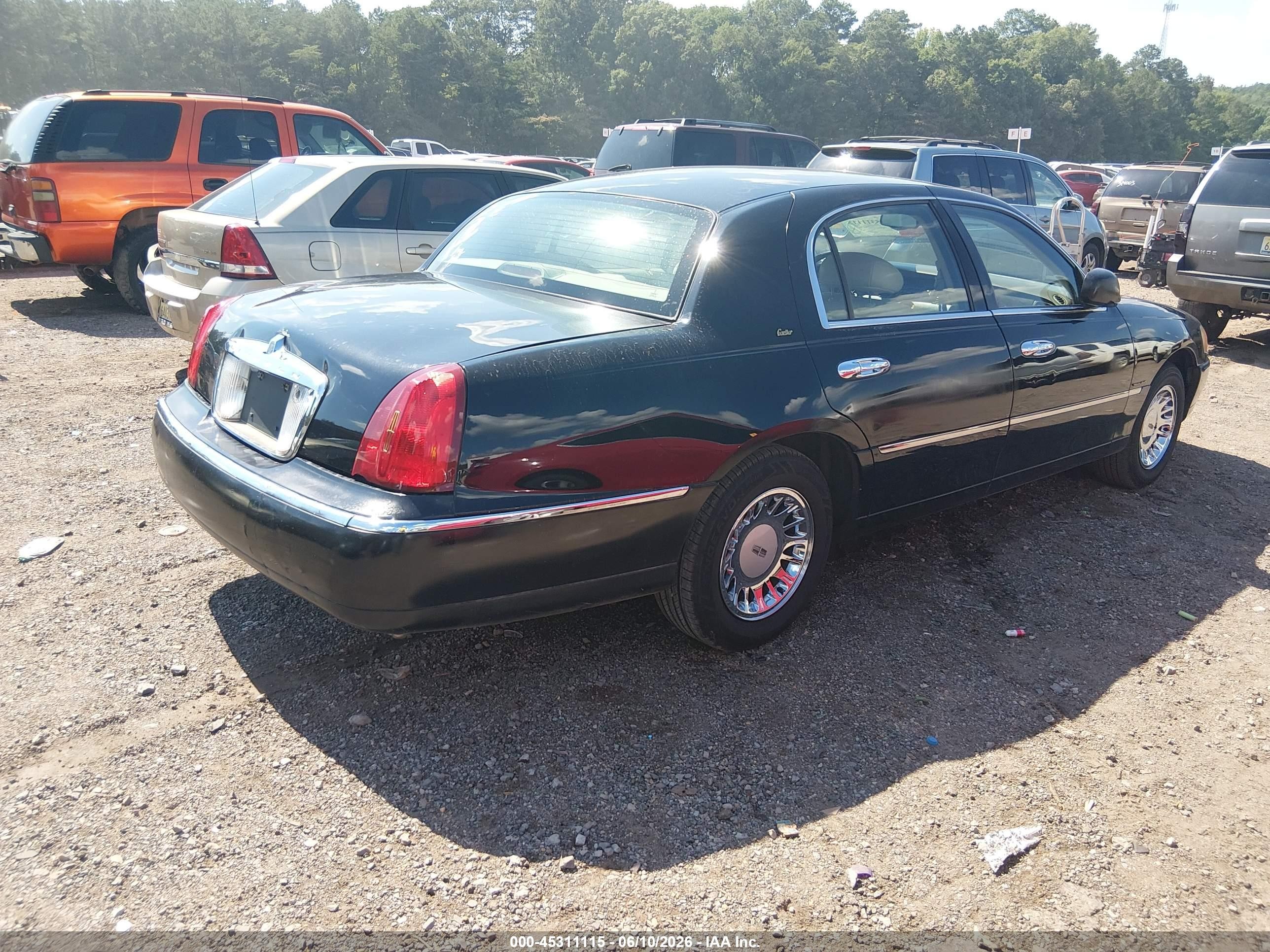 2000 Lincoln Town Car Cartier Black vin: 1LNHM83W1YY928513