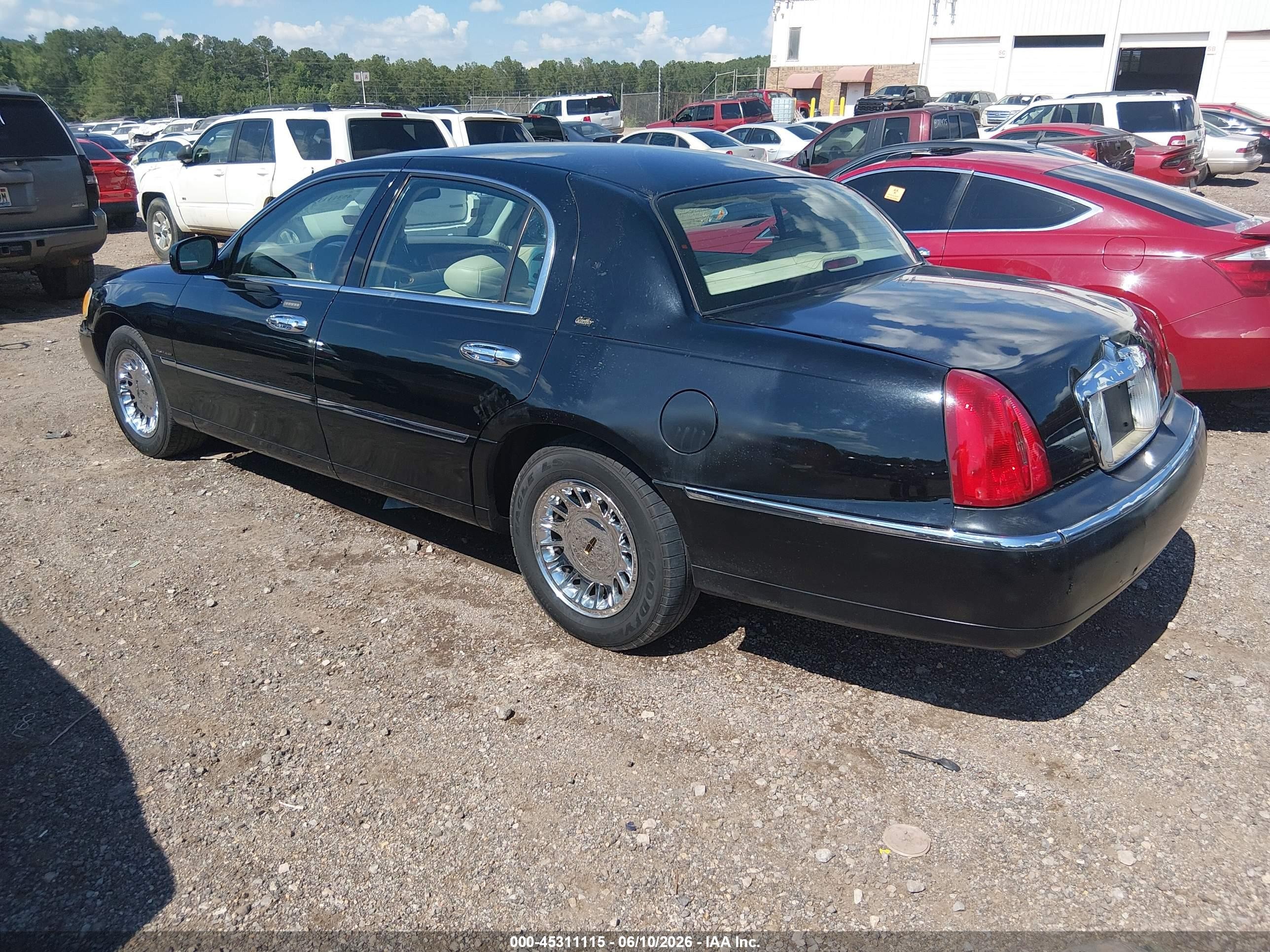 2000 Lincoln Town Car Cartier Black vin: 1LNHM83W1YY928513