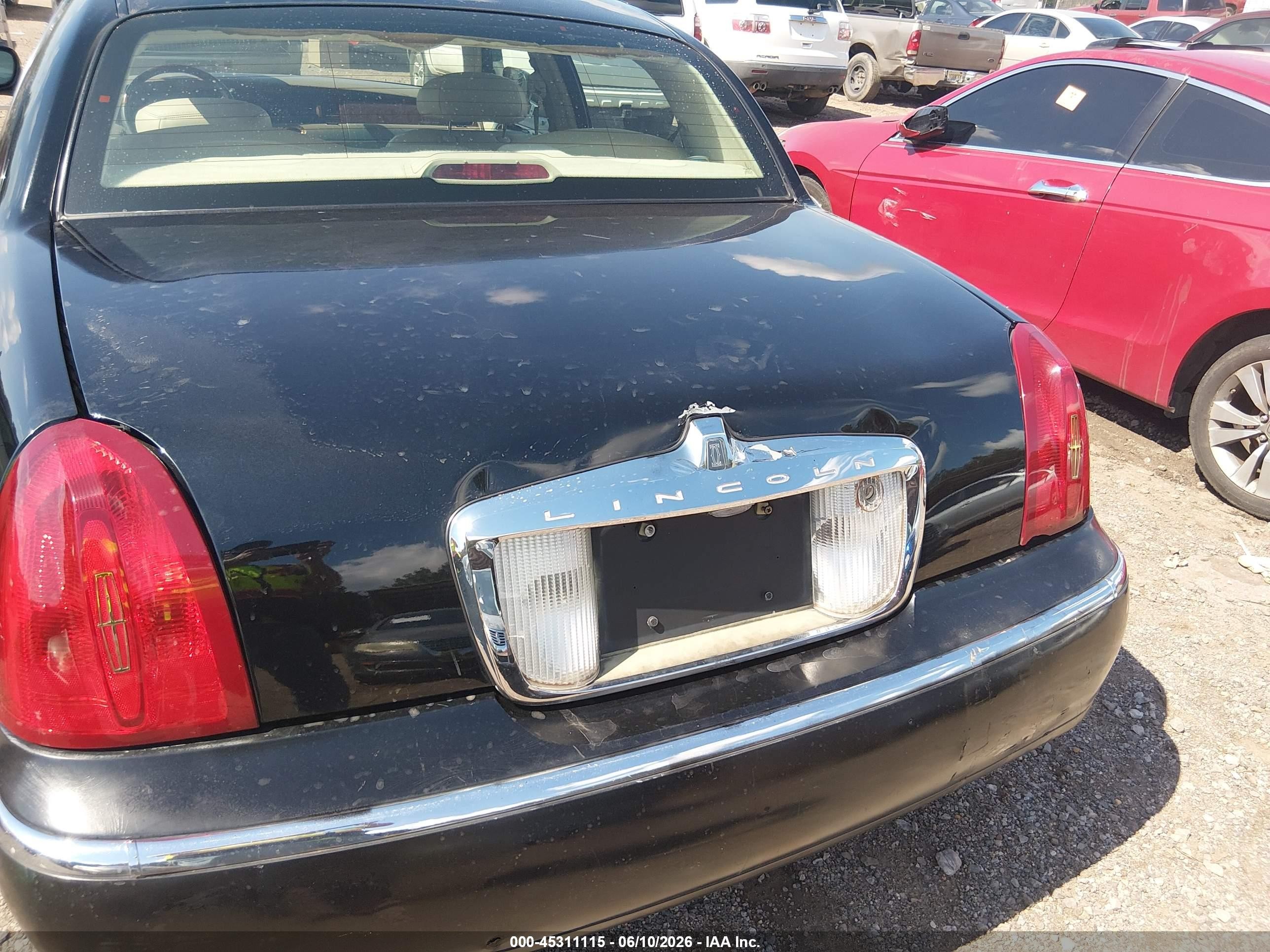 2000 Lincoln Town Car Cartier Black vin: 1LNHM83W1YY928513