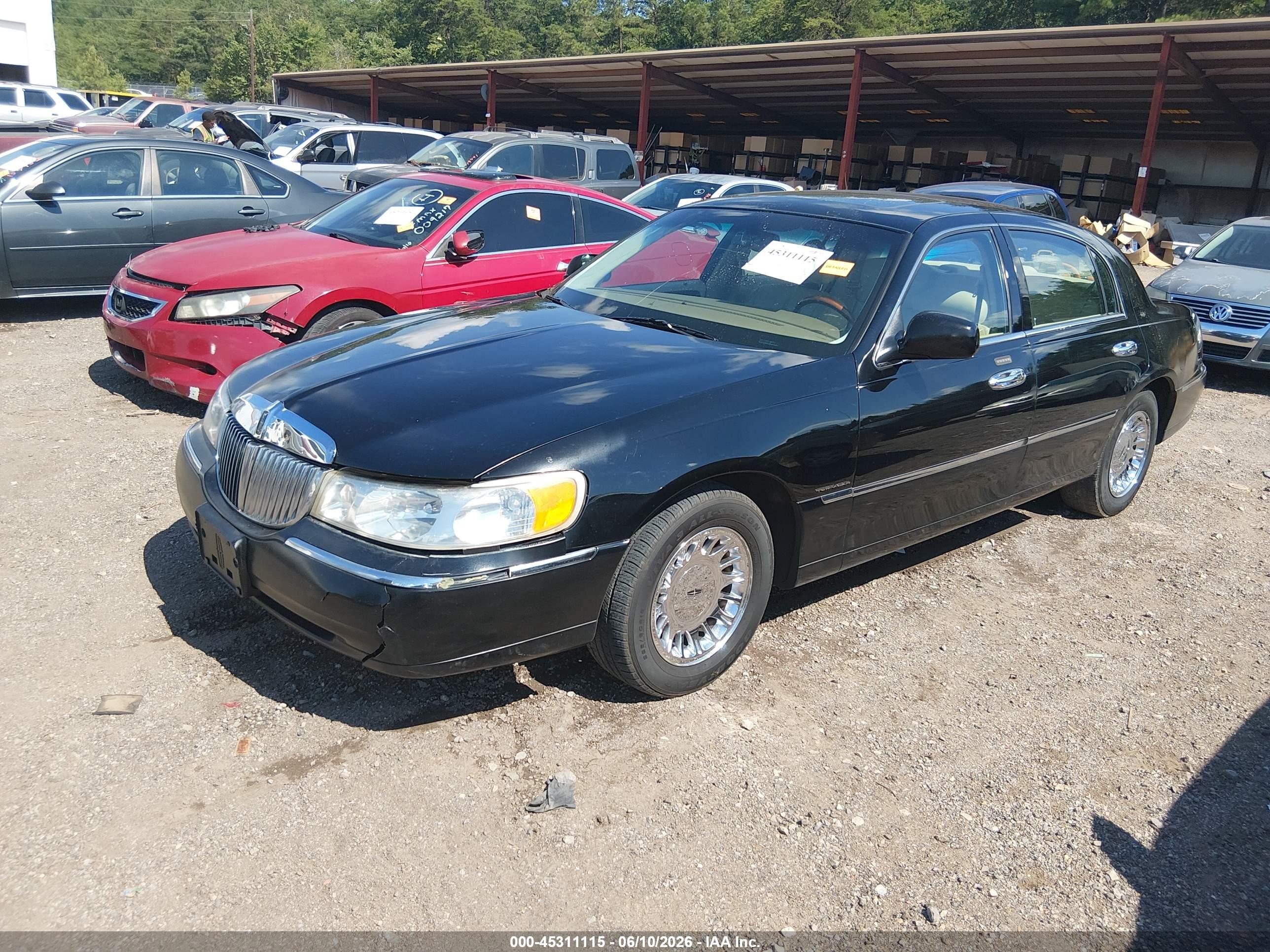 2000 Lincoln Town Car Cartier Black vin: 1LNHM83W1YY928513