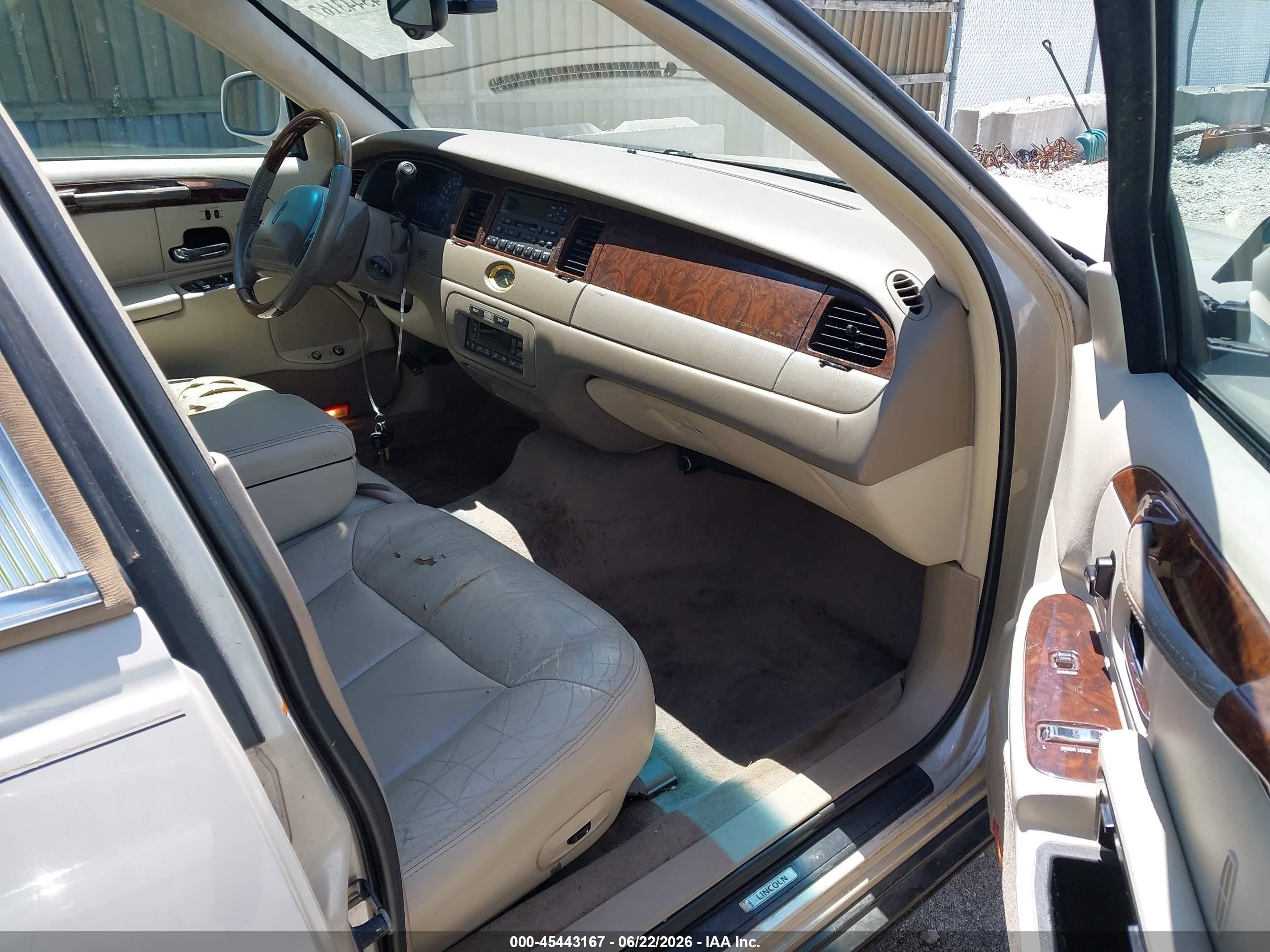 2001 Lincoln Town Car Cartier Gold vin: 1LNHM83W21Y637668