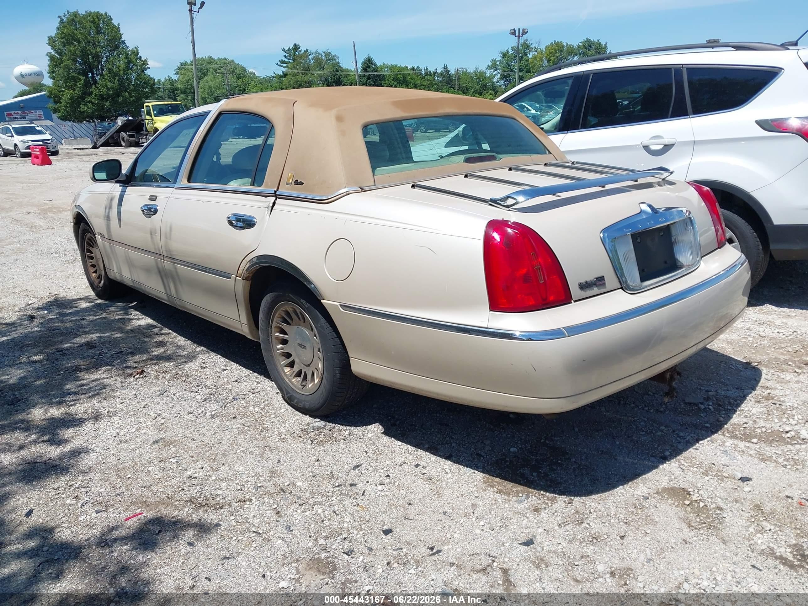 2001 Lincoln Town Car Cartier Gold vin: 1LNHM83W21Y637668