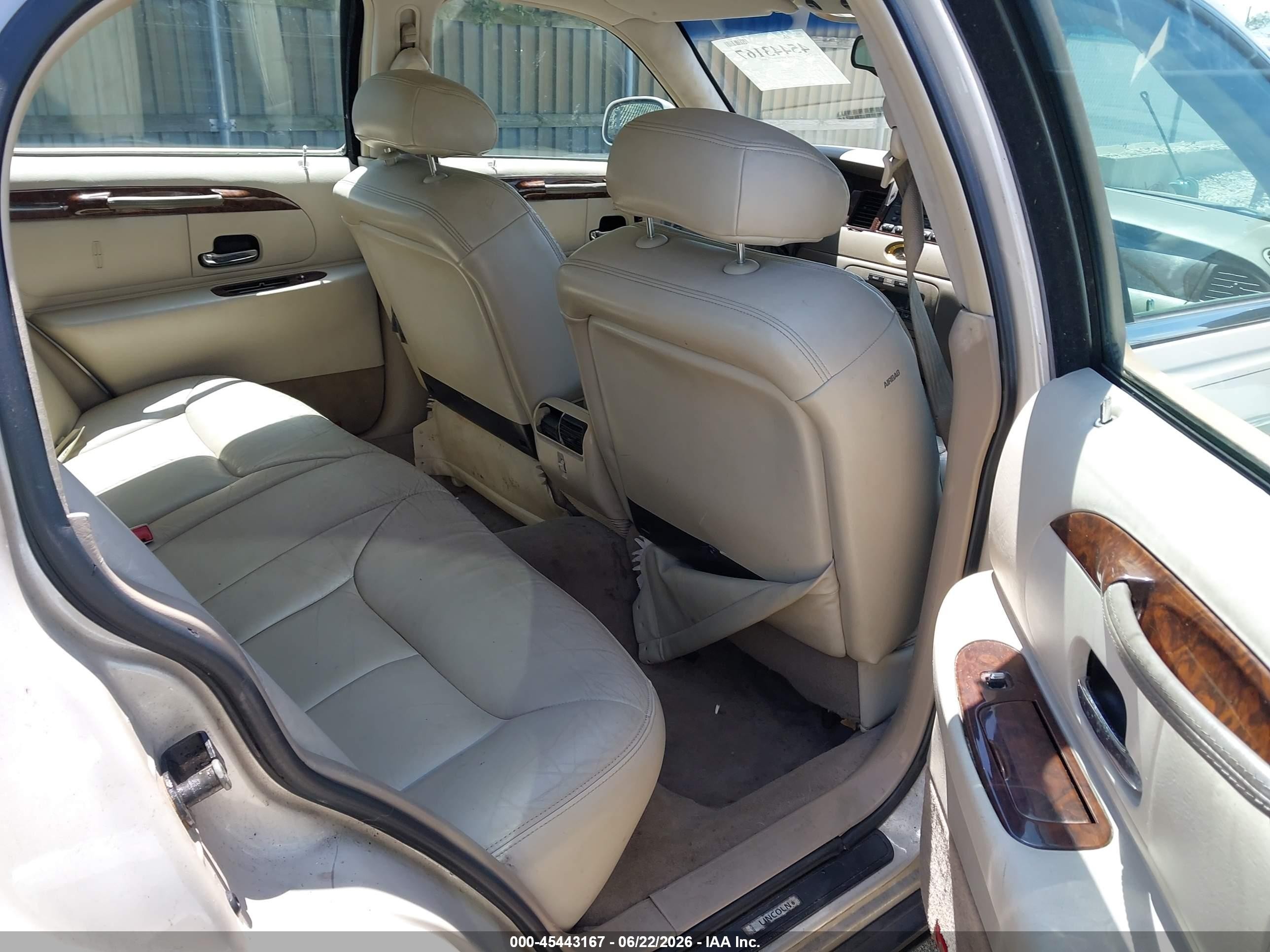 2001 Lincoln Town Car Cartier Gold vin: 1LNHM83W21Y637668