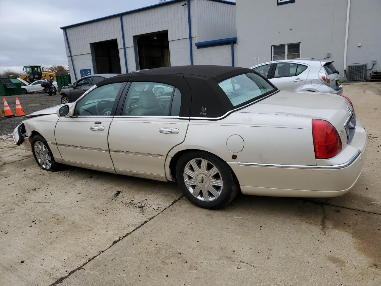 2003 Lincoln Town Car Cartier Tan vin: 1LNHM83W23Y619173