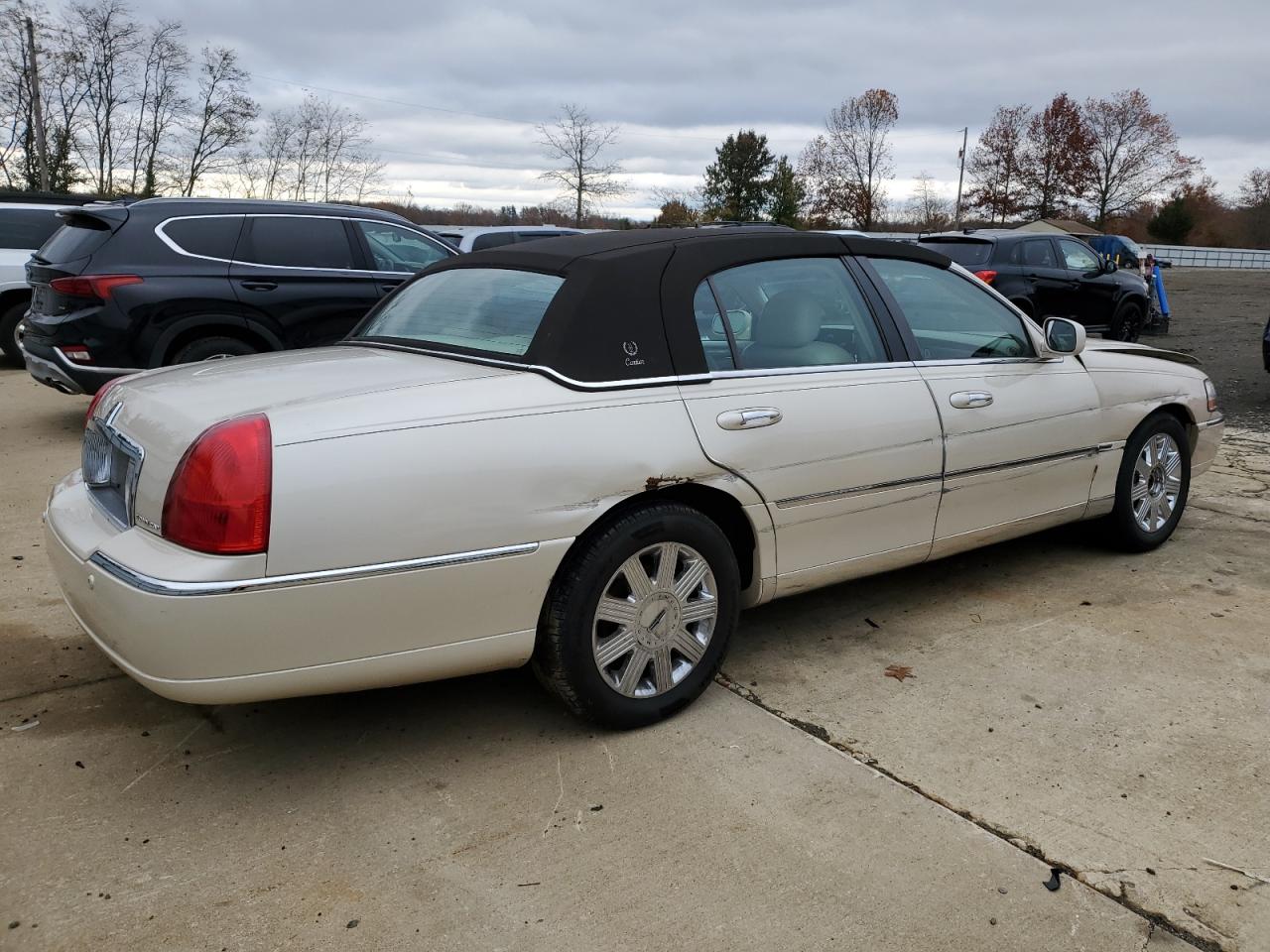 2003 Lincoln Town Car Cartier Tan vin: 1LNHM83W23Y619173
