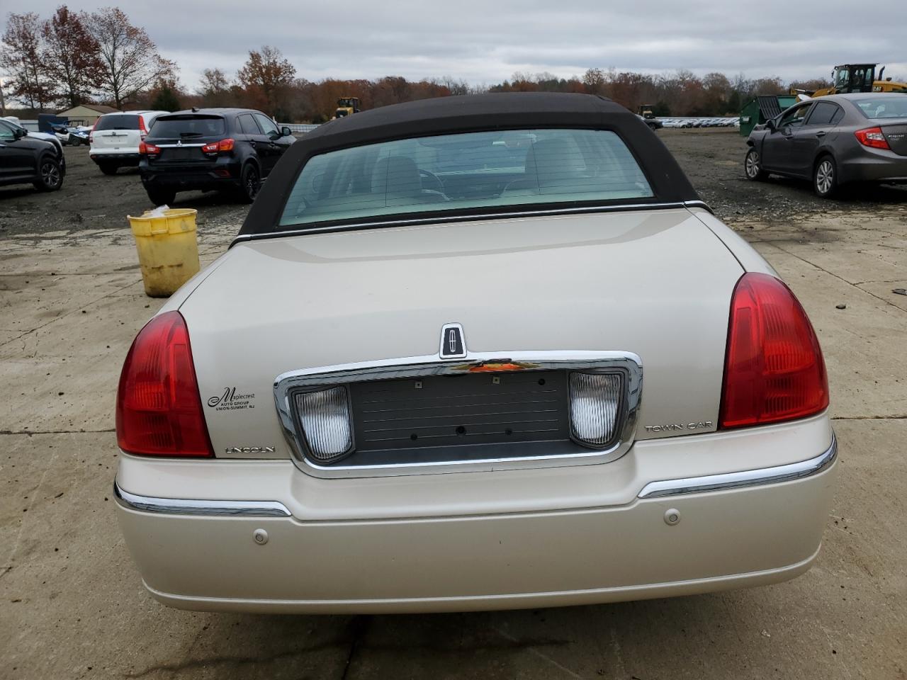 2003 Lincoln Town Car Cartier Tan vin: 1LNHM83W23Y619173