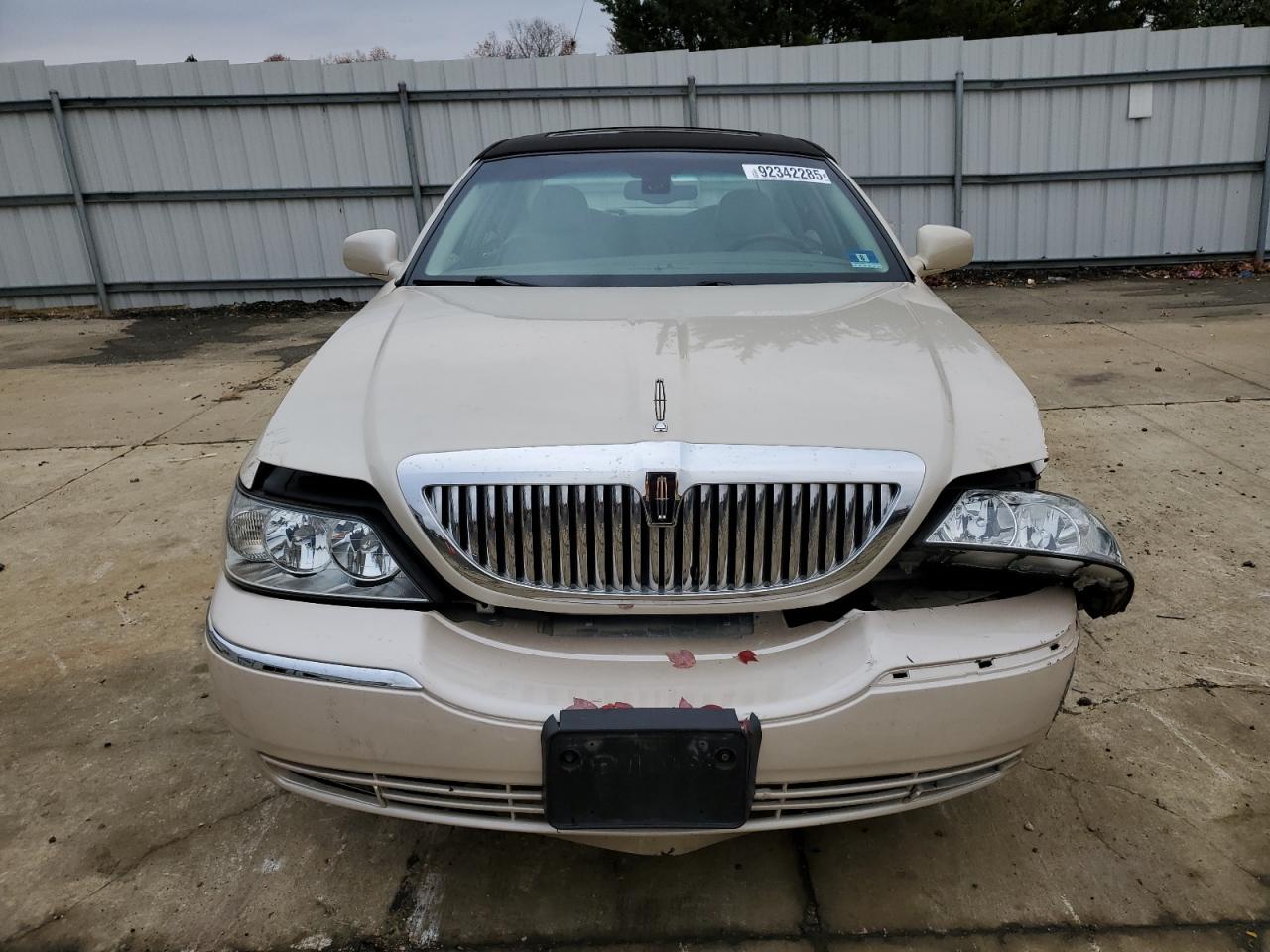 2003 Lincoln Town Car Cartier Tan vin: 1LNHM83W23Y619173