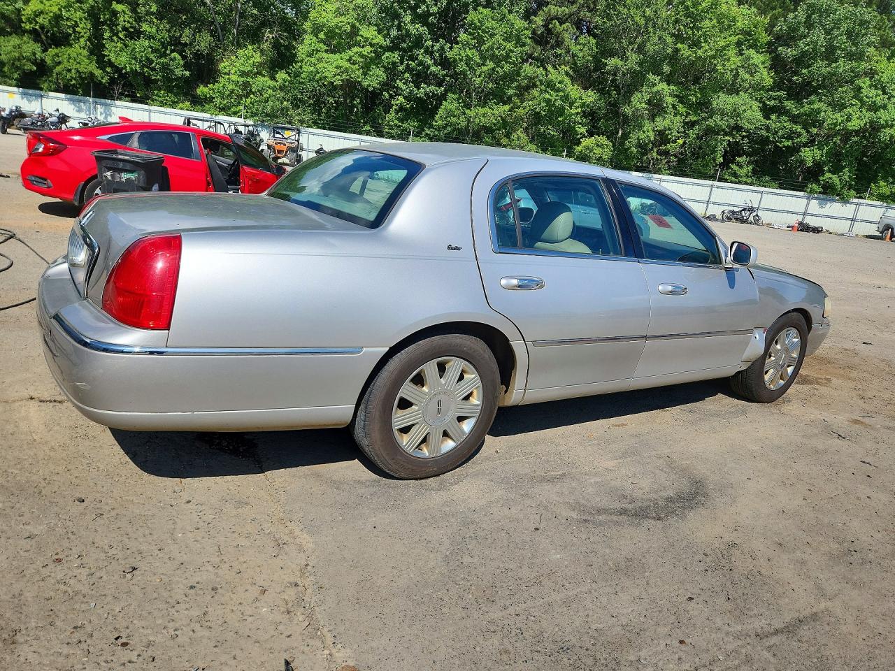 2003 Lincoln Town Car Cartier Gold vin: 1LNHM83W23Y632537