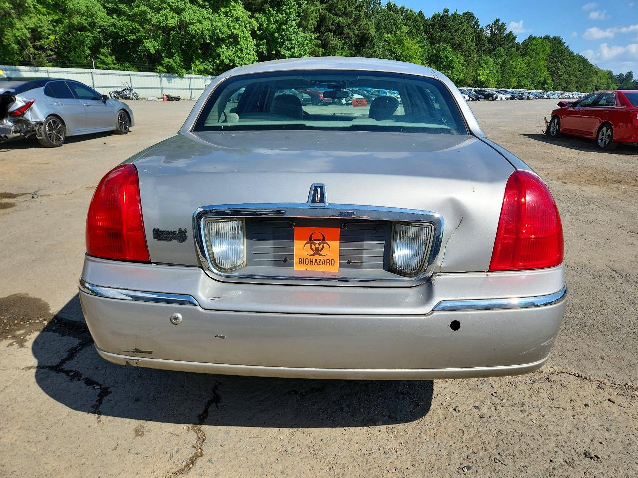2003 Lincoln Town Car Cartier Gold vin: 1LNHM83W23Y632537
