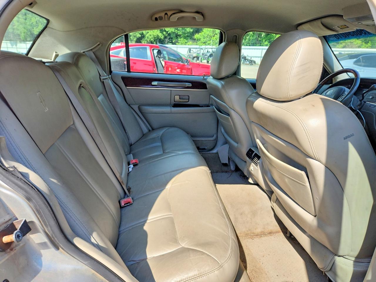 2003 Lincoln Town Car Cartier Gold vin: 1LNHM83W23Y632537