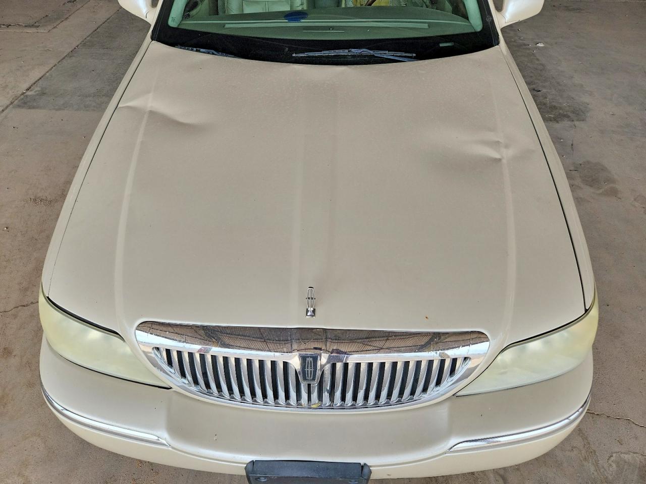 2003 Lincoln Town Car Cartier White vin: 1LNHM83W23Y651217