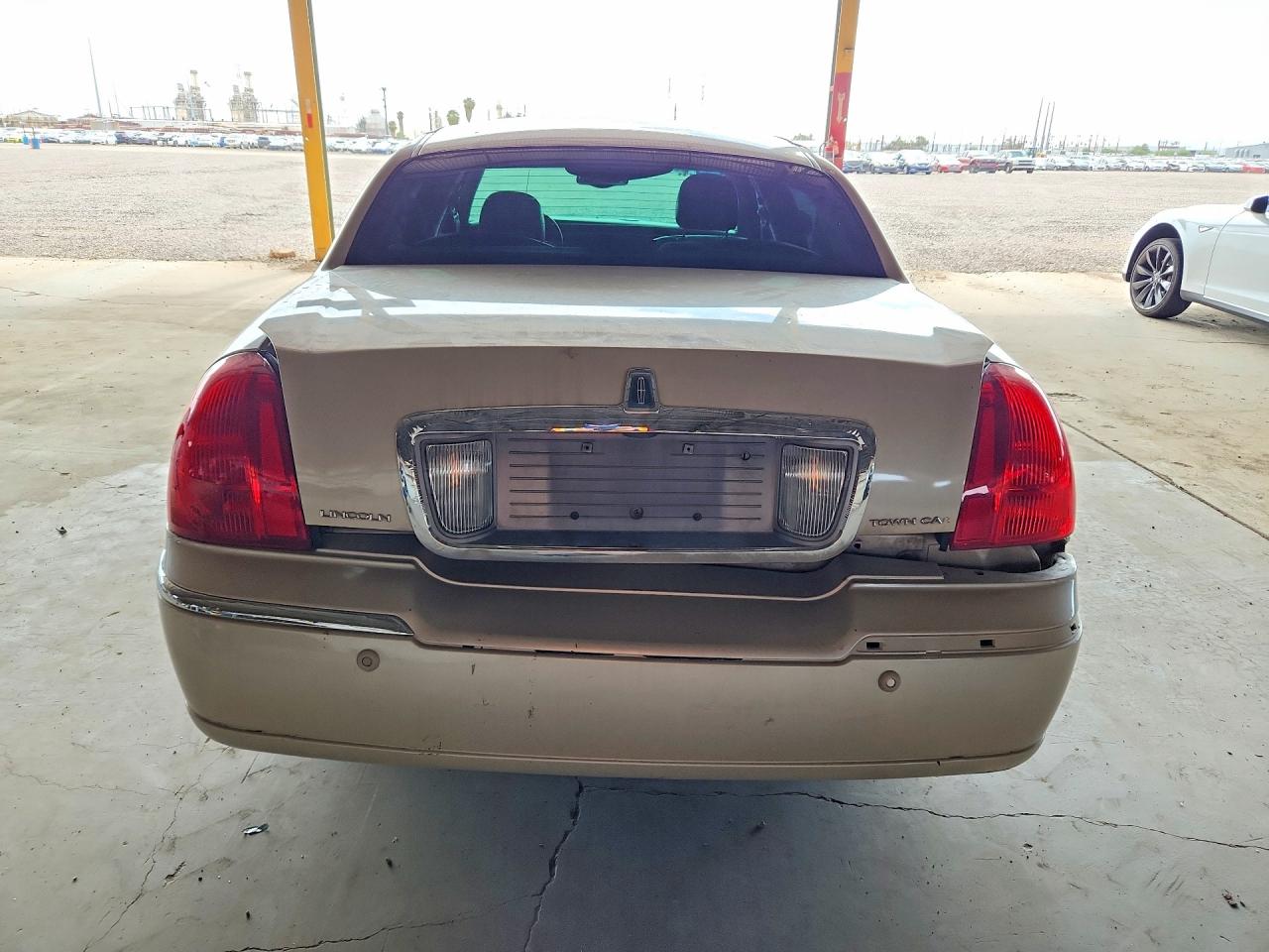 2003 Lincoln Town Car Cartier White vin: 1LNHM83W23Y651217