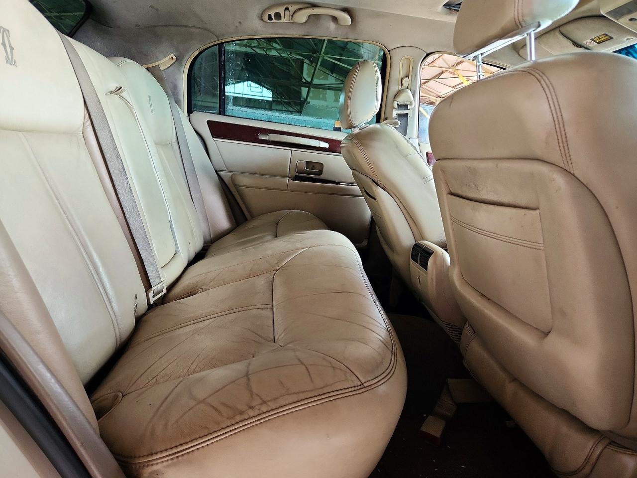 2003 Lincoln Town Car Cartier White vin: 1LNHM83W23Y651217