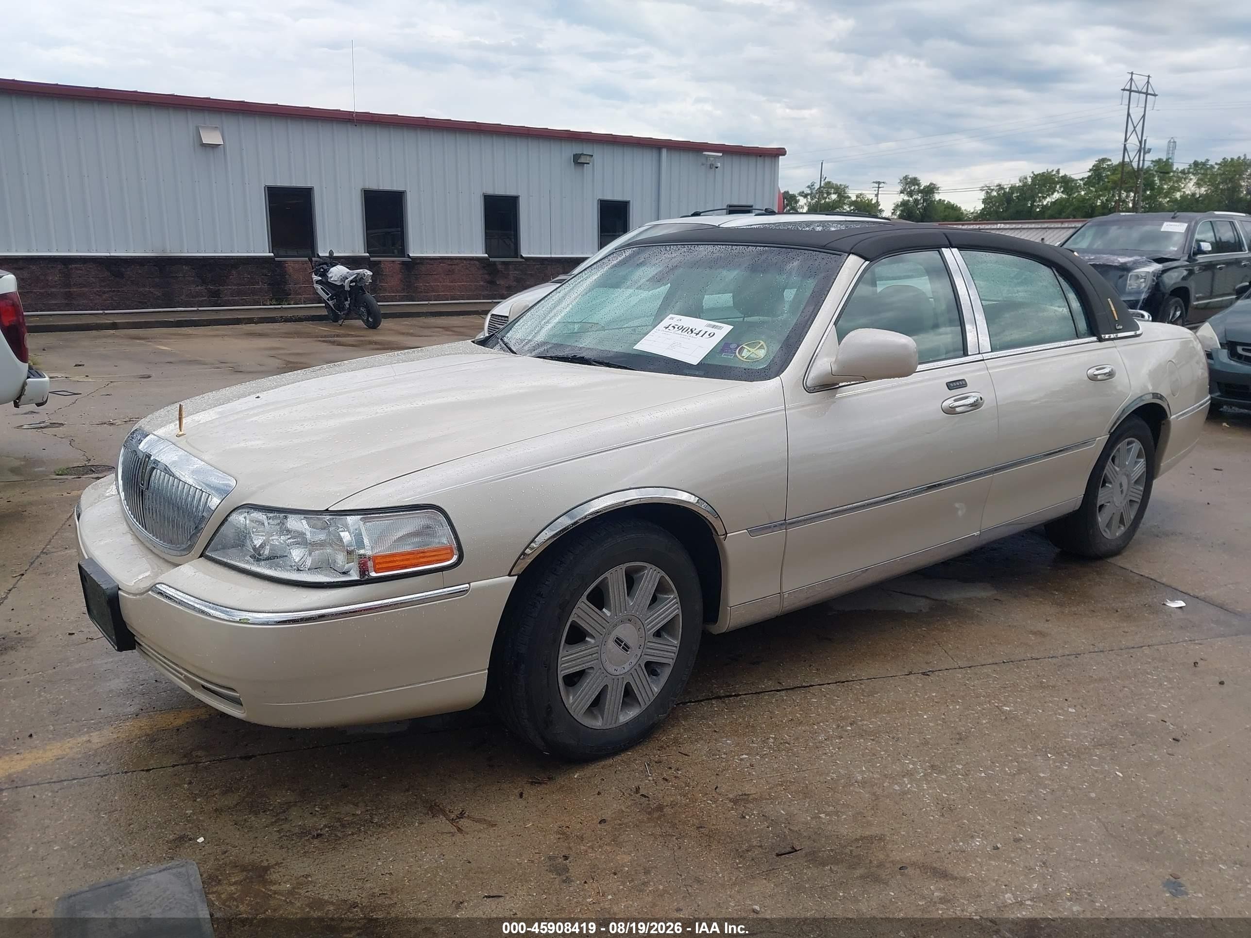 2003 Lincoln Town Car Cartier Gold vin: 1LNHM83W23Y693158