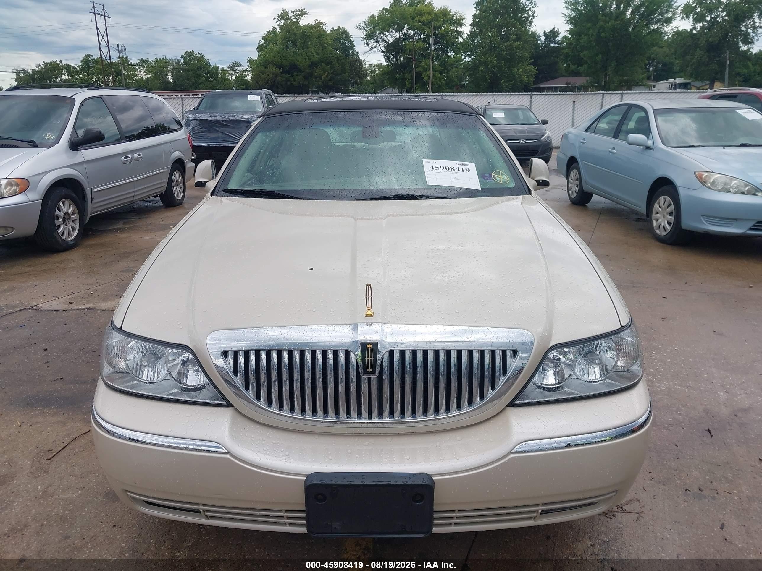 2003 Lincoln Town Car Cartier Gold vin: 1LNHM83W23Y693158