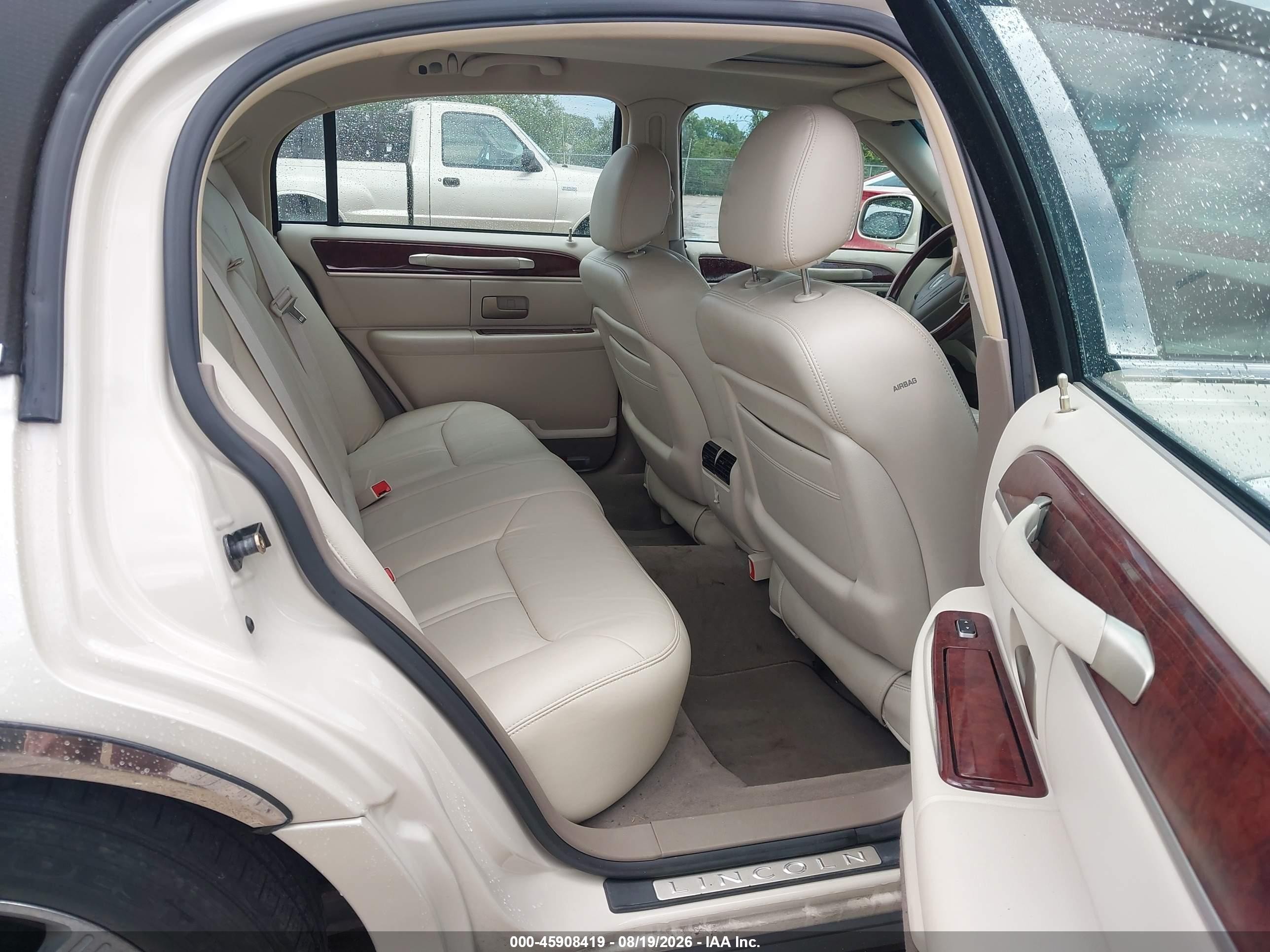 2003 Lincoln Town Car Cartier Gold vin: 1LNHM83W23Y693158