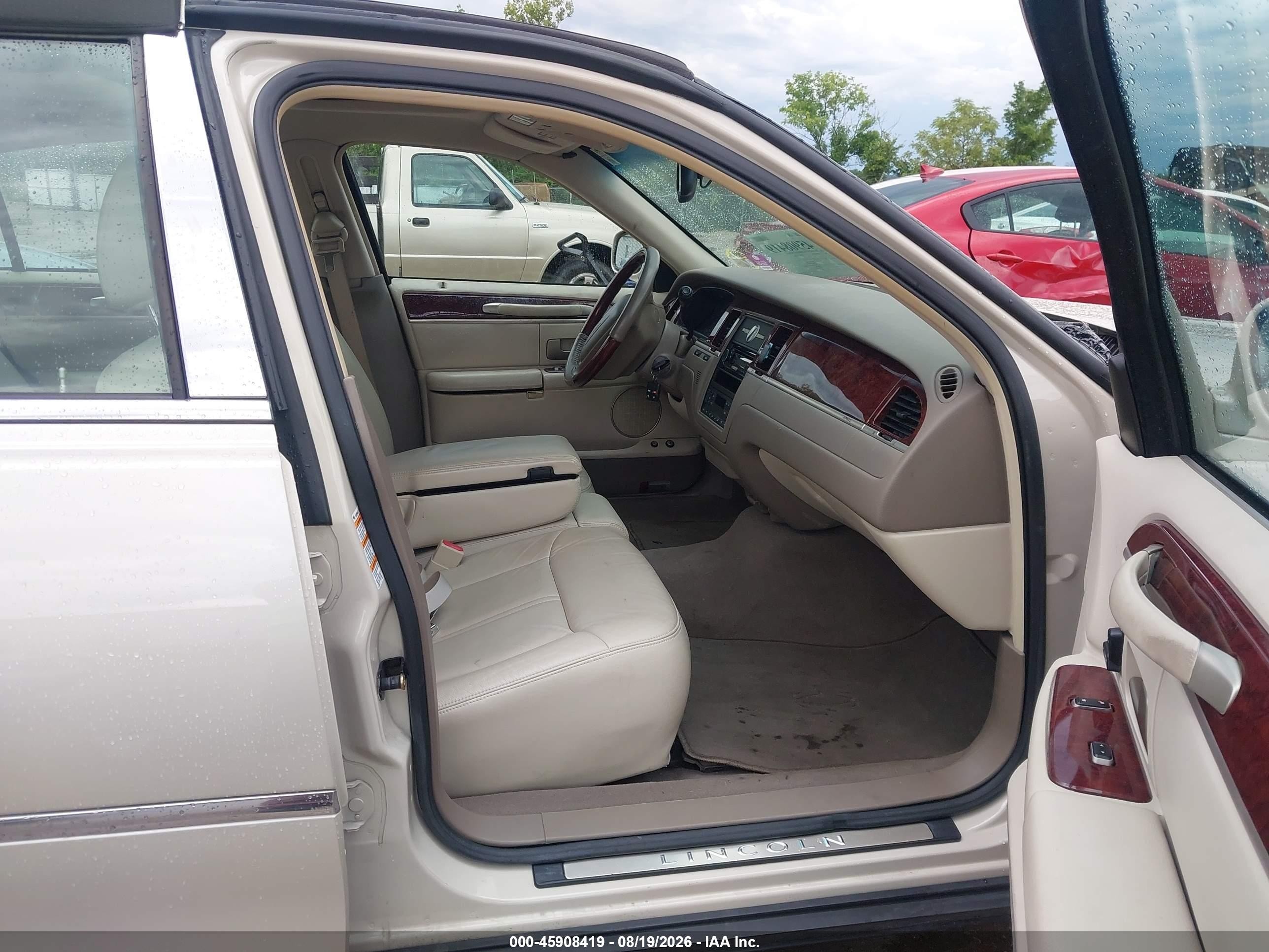 2003 Lincoln Town Car Cartier Gold vin: 1LNHM83W23Y693158