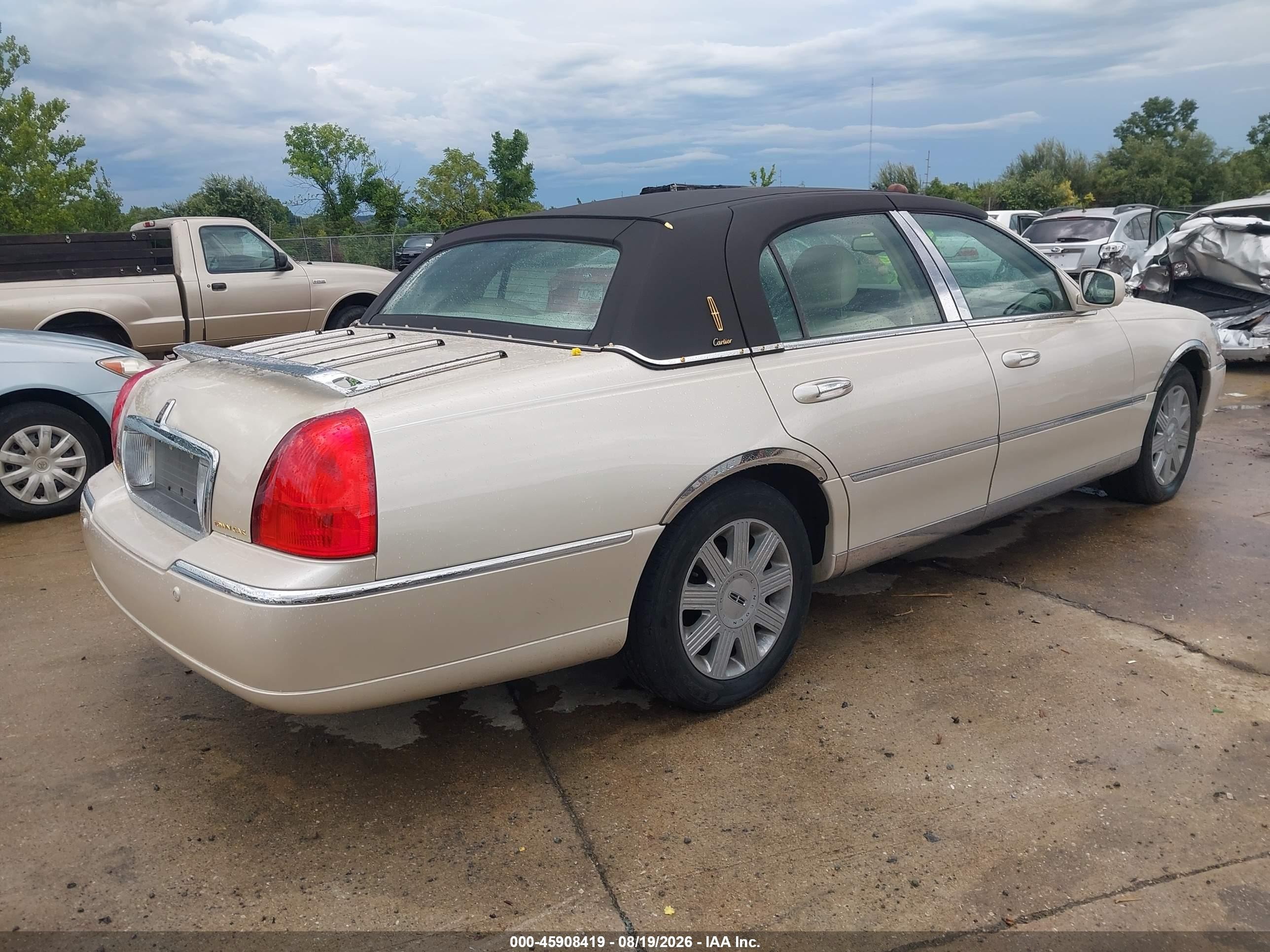 2003 Lincoln Town Car Cartier Gold vin: 1LNHM83W23Y693158