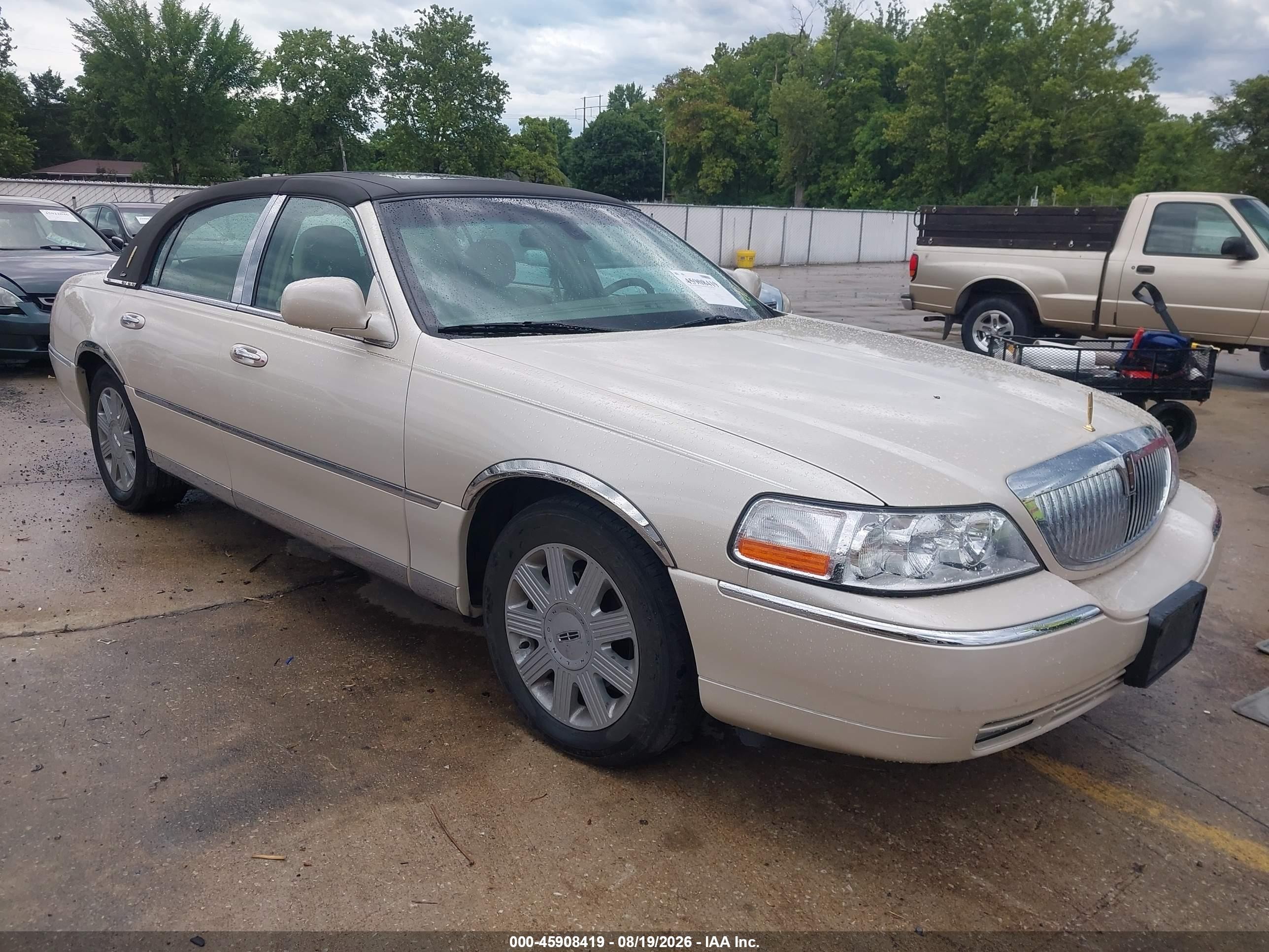 2003 Lincoln Town Car Cartier Gold vin: 1LNHM83W23Y693158