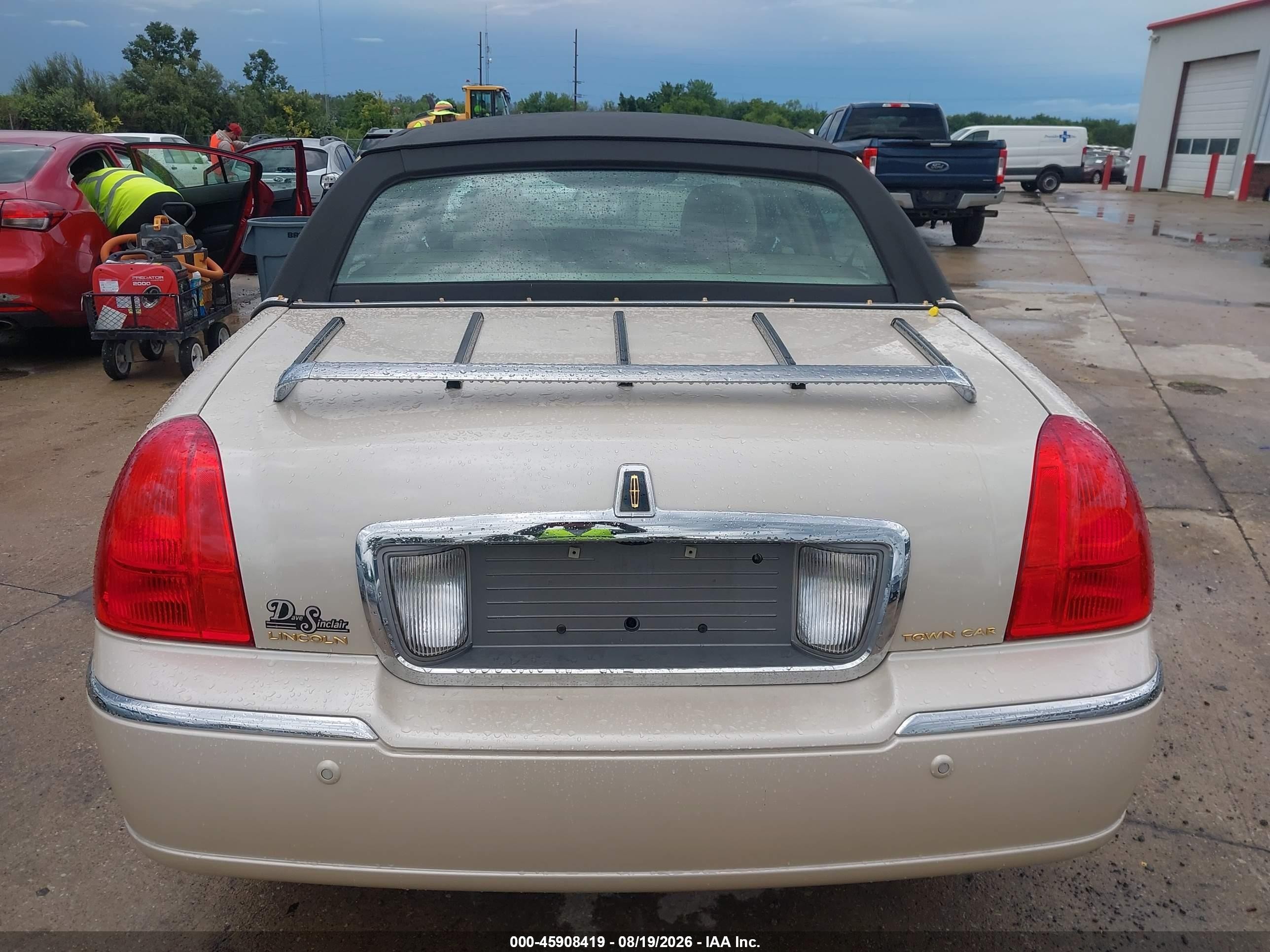 2003 Lincoln Town Car Cartier Gold vin: 1LNHM83W23Y693158