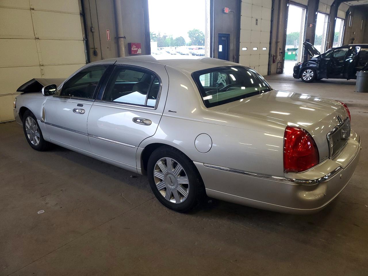 2004 Lincoln Town Car Ultimate Beige vin: 1LNHM83W24Y621135