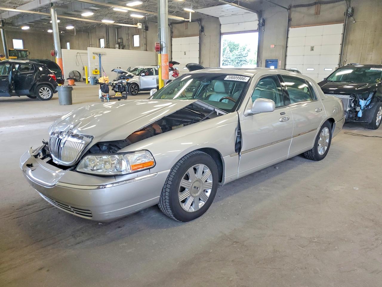 2004 Lincoln Town Car Ultimate Beige vin: 1LNHM83W24Y621135
