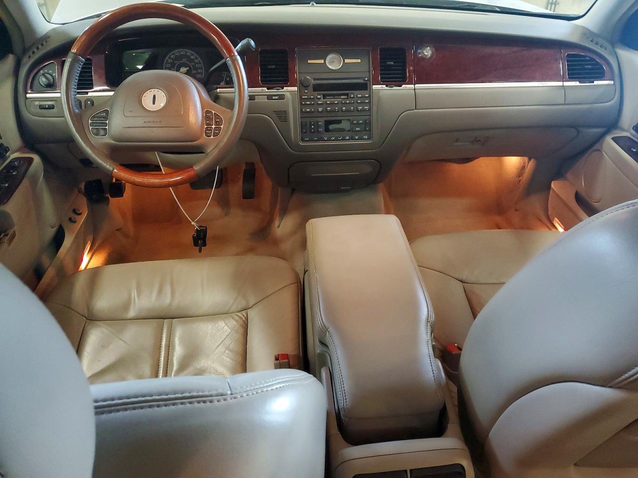 2004 Lincoln Town Car Ultimate Beige vin: 1LNHM83W24Y621135