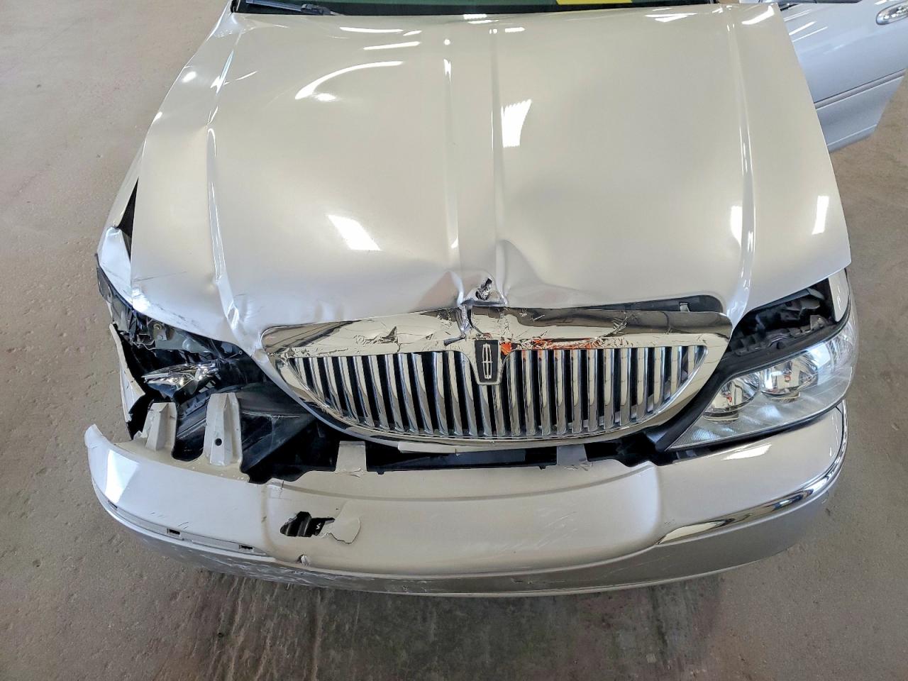 2004 Lincoln Town Car Ultimate Beige vin: 1LNHM83W24Y621135