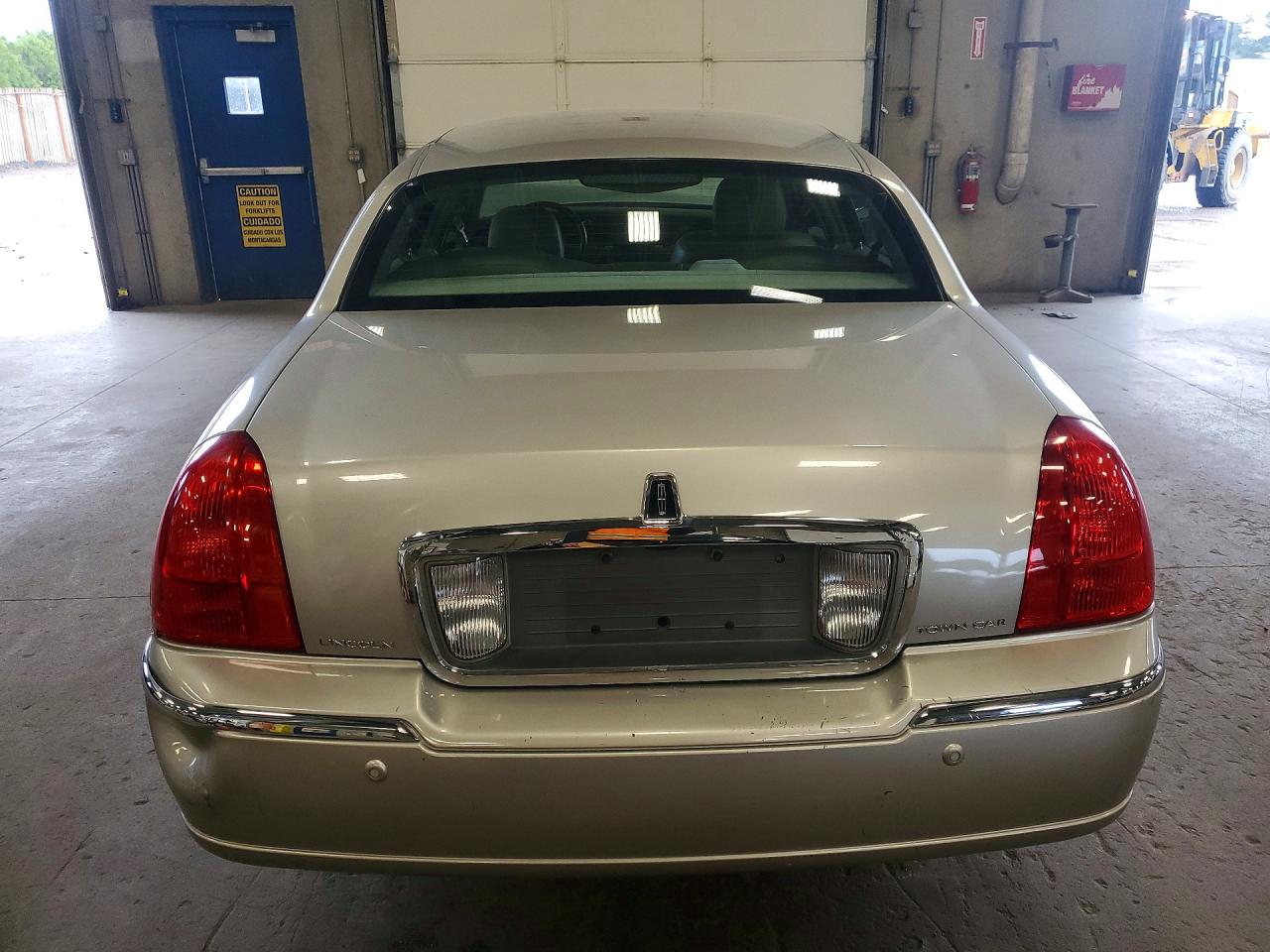 2004 Lincoln Town Car Ultimate Beige vin: 1LNHM83W24Y621135