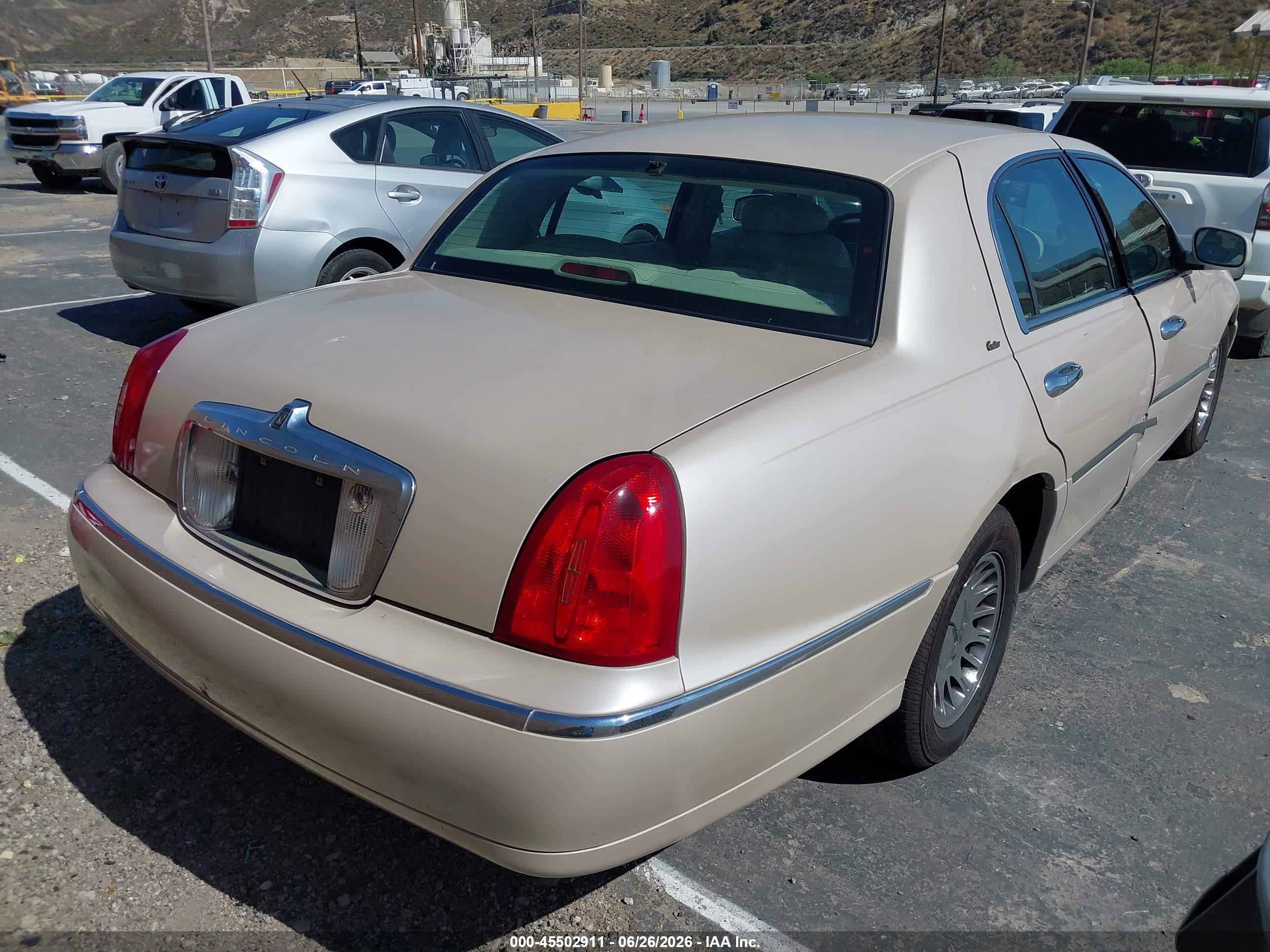 1999 Lincoln Town Car Cartier Cream vin: 1LNHM83W2XY691254