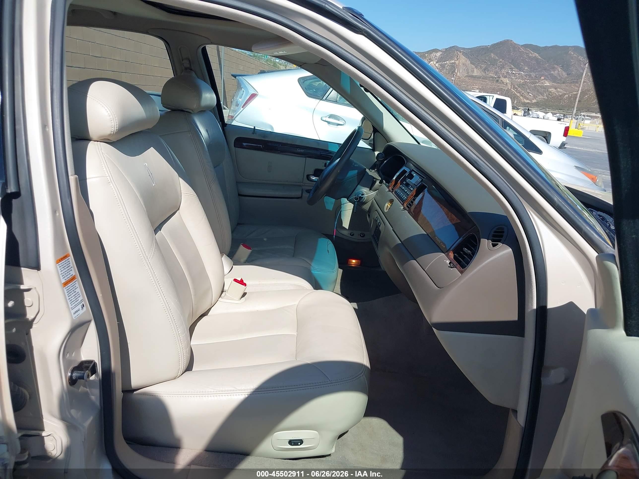 1999 Lincoln Town Car Cartier Cream vin: 1LNHM83W2XY691254