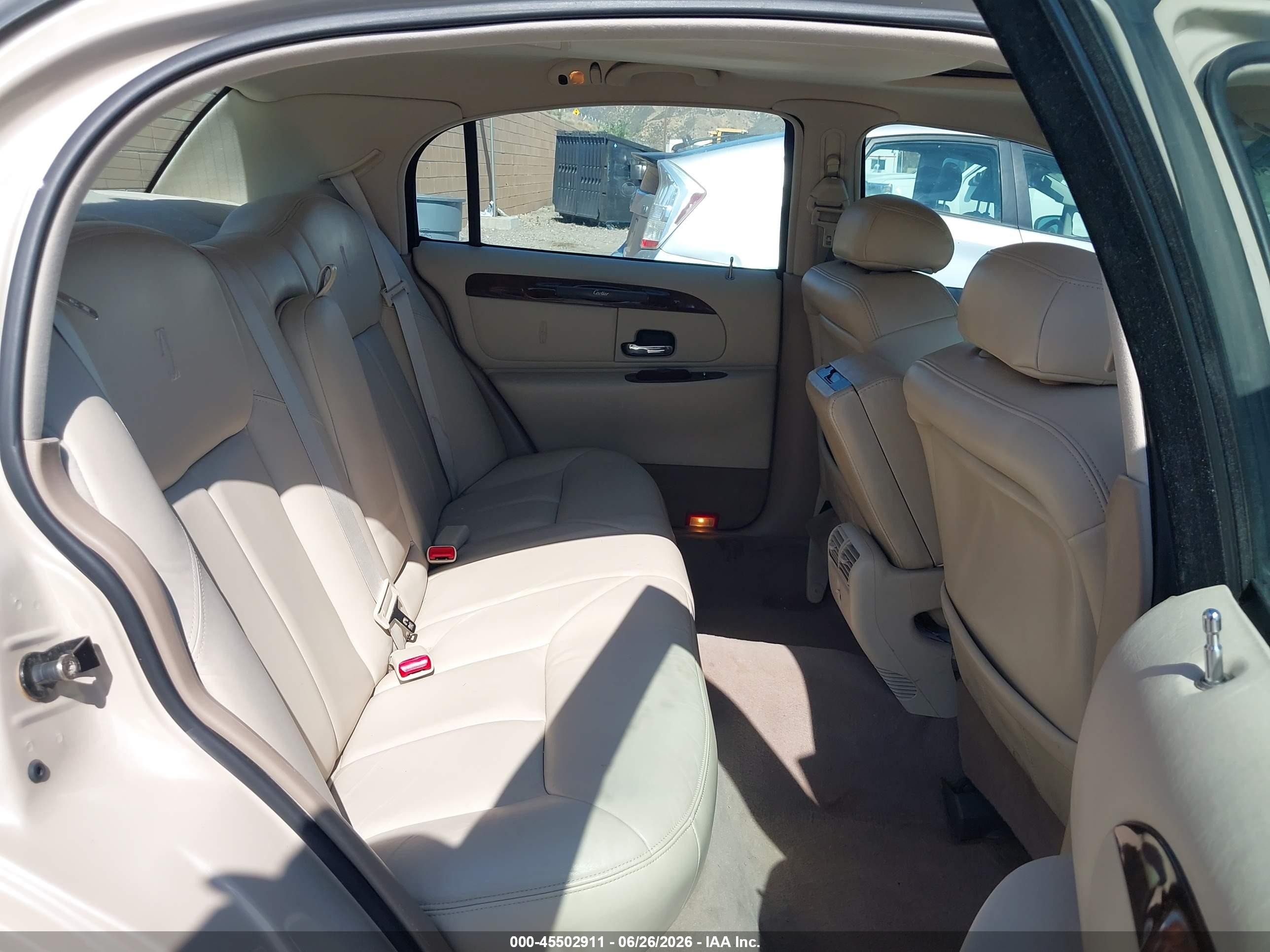 1999 Lincoln Town Car Cartier Cream vin: 1LNHM83W2XY691254
