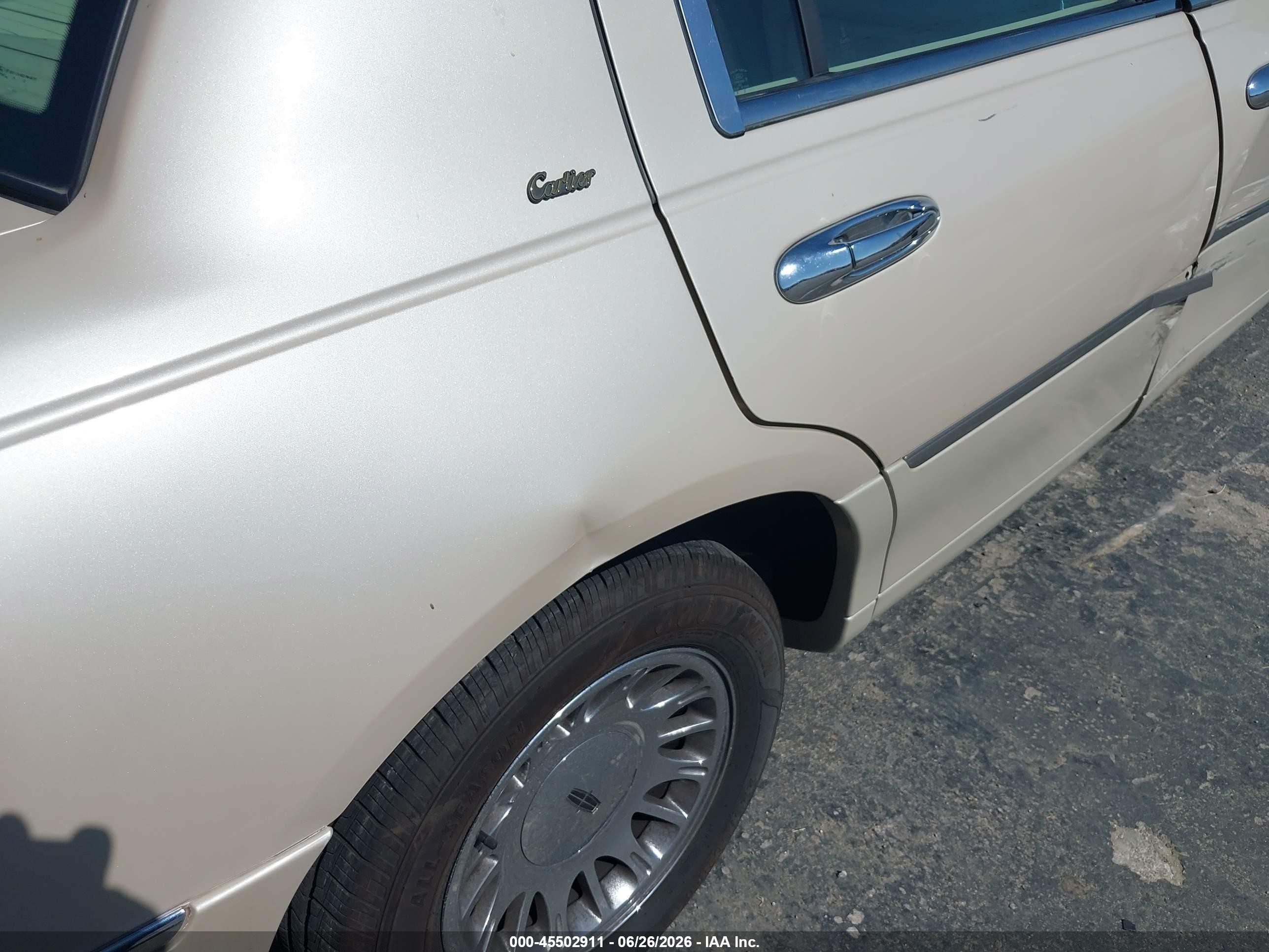 1999 Lincoln Town Car Cartier Cream vin: 1LNHM83W2XY691254