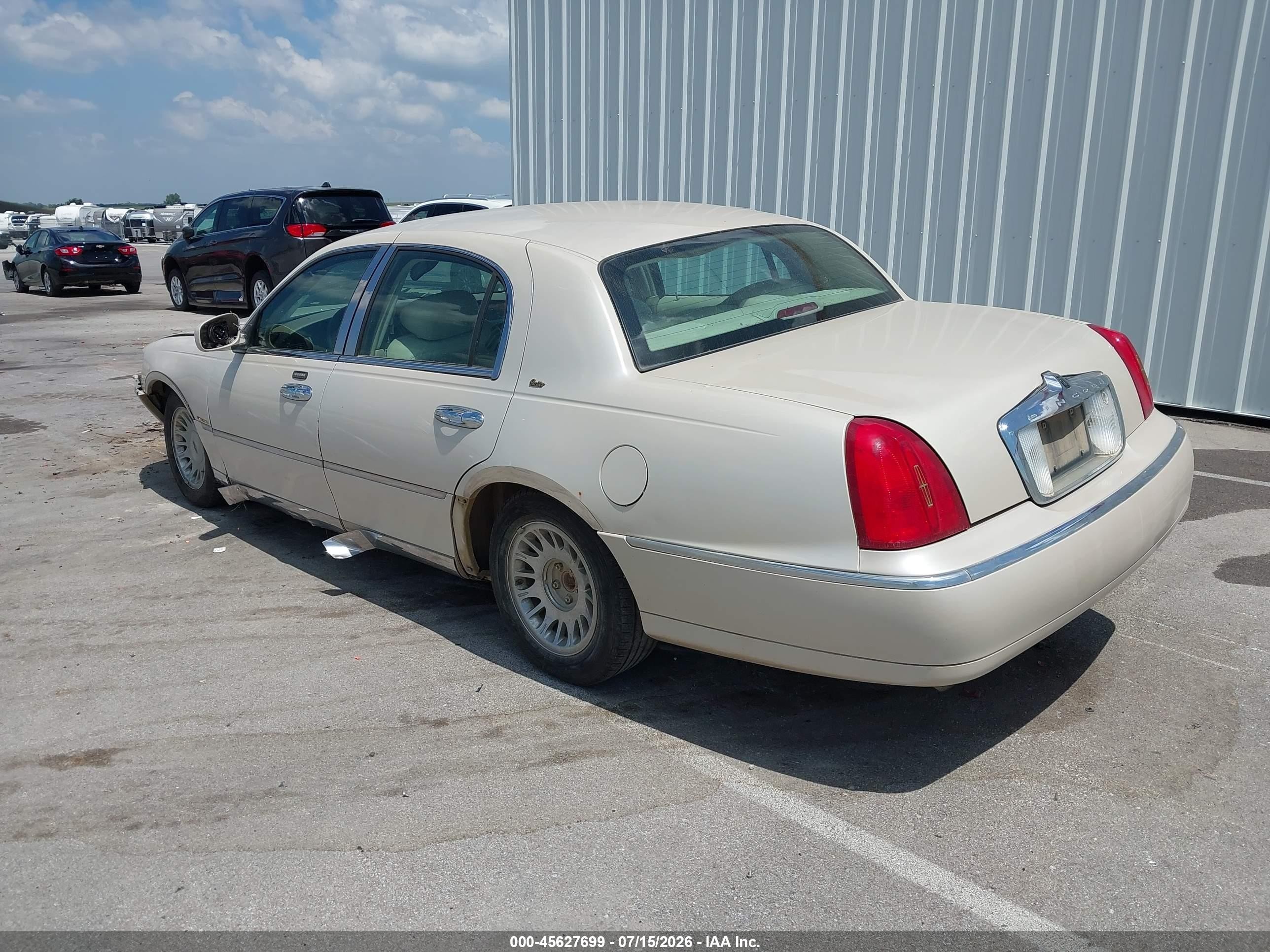 2002 Lincoln Town Car Cartier Brown vin: 1LNHM83W32Y642931