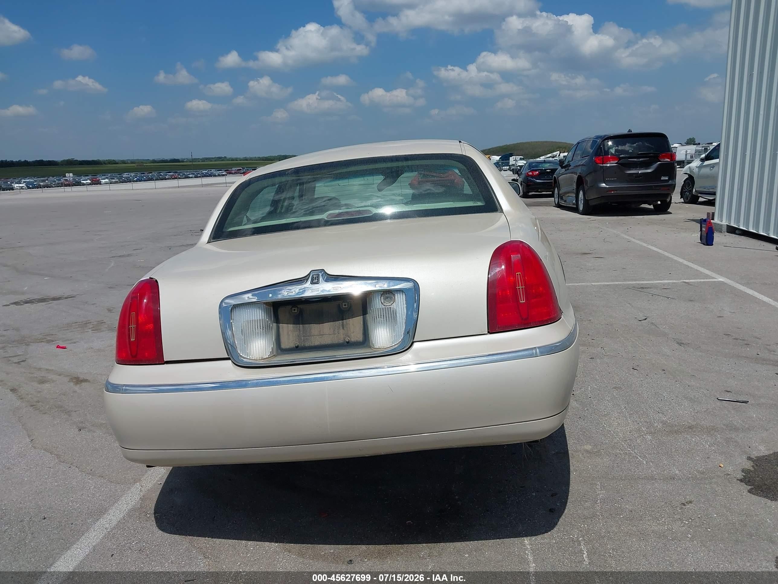 2002 Lincoln Town Car Cartier Brown vin: 1LNHM83W32Y642931