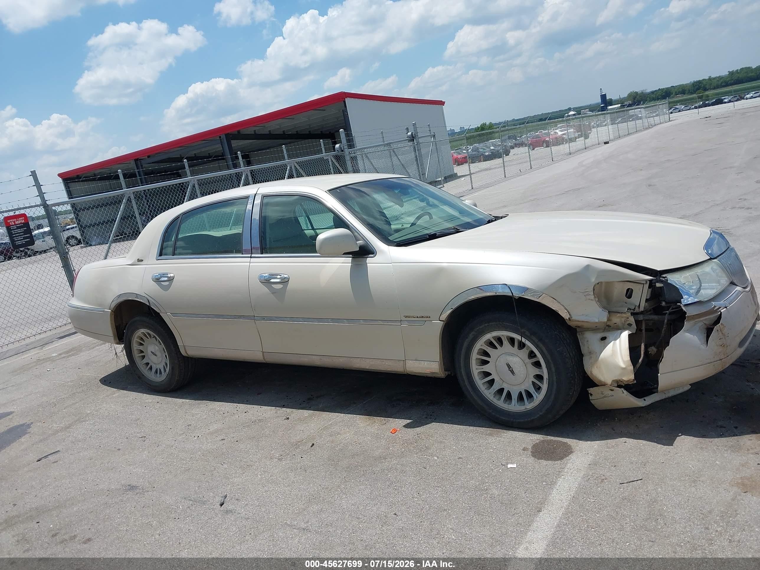 2002 Lincoln Town Car Cartier Brown vin: 1LNHM83W32Y642931