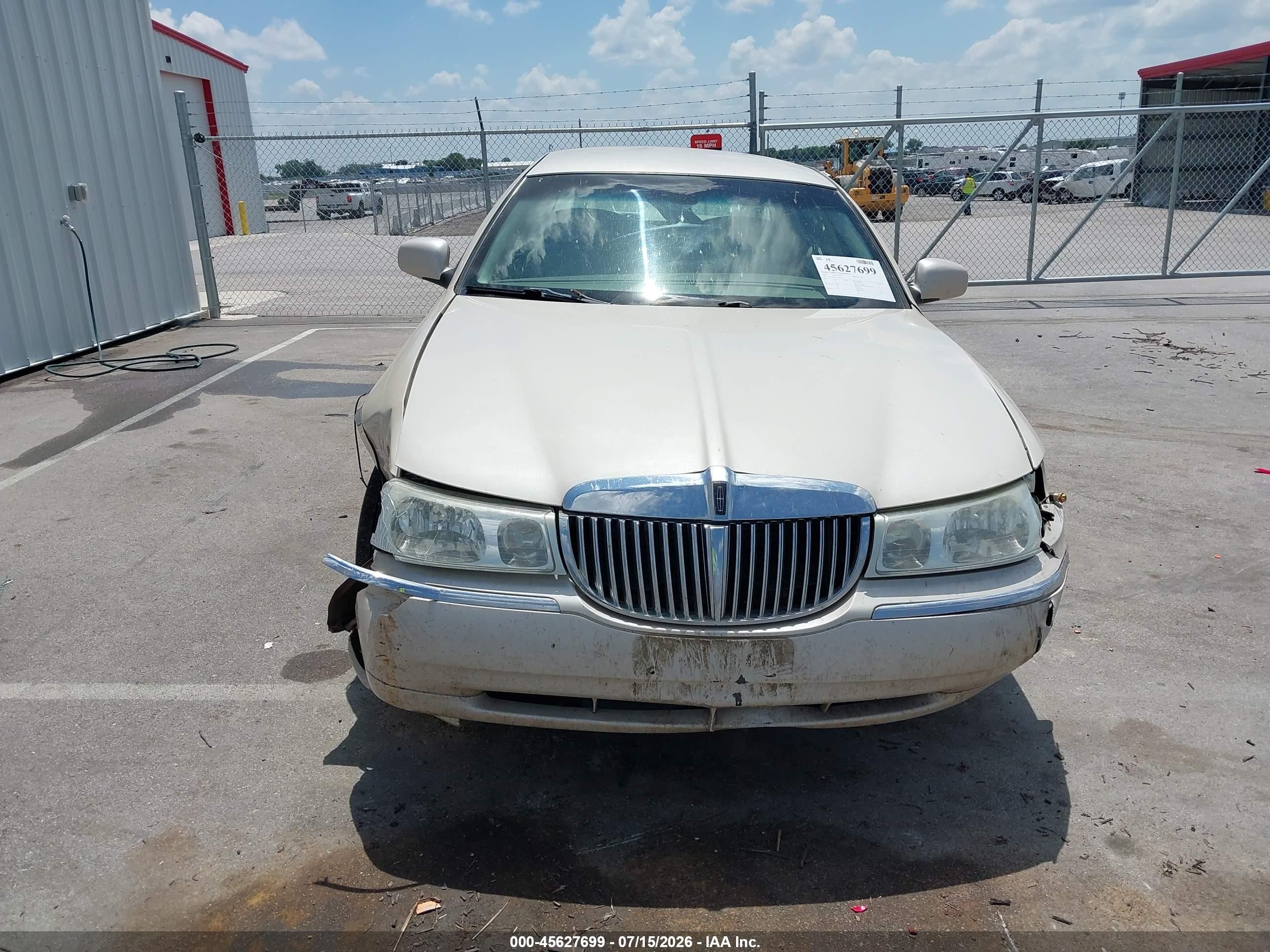 2002 Lincoln Town Car Cartier Brown vin: 1LNHM83W32Y642931