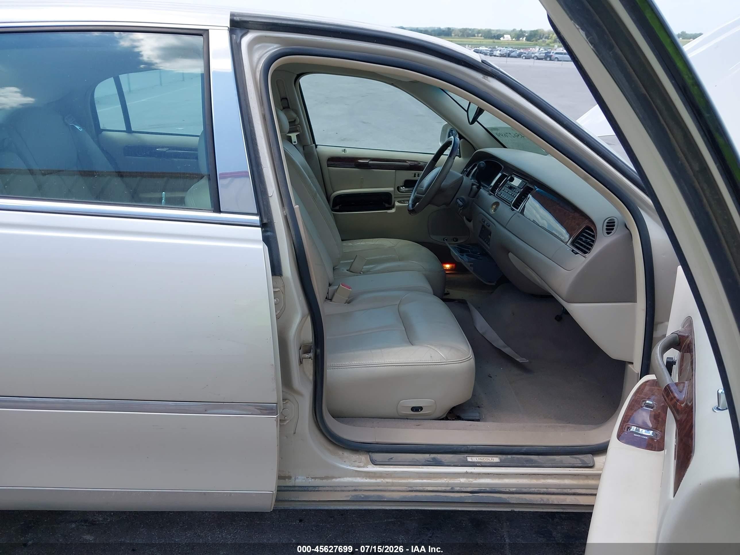 2002 Lincoln Town Car Cartier Brown vin: 1LNHM83W32Y642931