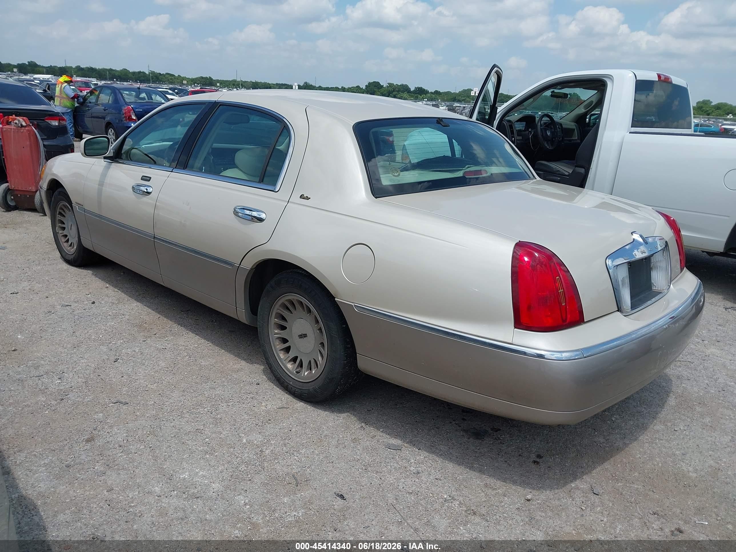 2002 Lincoln Town Car Cartier Gold vin: 1LNHM83W32Y645876