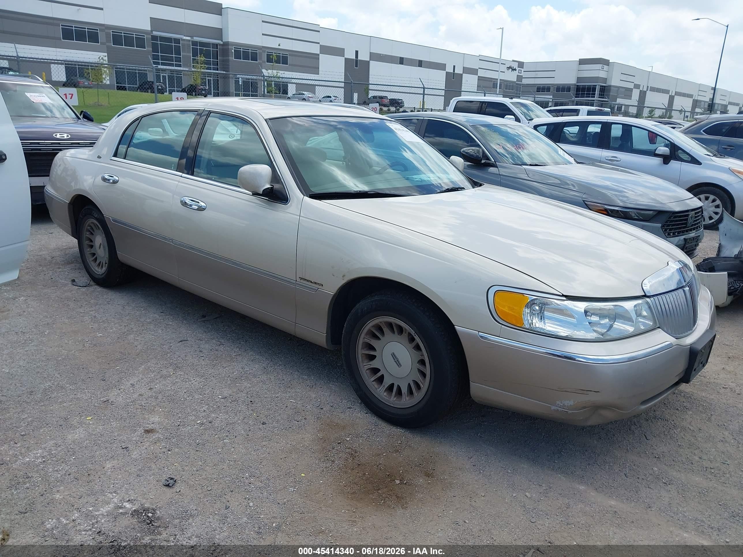 2002 Lincoln Town Car Cartier Gold vin: 1LNHM83W32Y645876